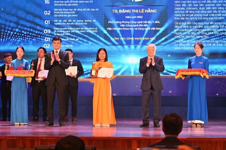 Với hàng chục công bố quốc tế và nhiều đóng góp thực tiễn, TS. Đặng Thị Lệ Hằng - Phó Trưởng phòng Công nghệ Vật liệu Y sinh, Viện Công nghệ Tiên tiến (Viện Hàn lâm Khoa học và Công nghệ Việt Nam) được đề cử Gương mặt trẻ Việt Nam tiêu biểu năm 2025.
