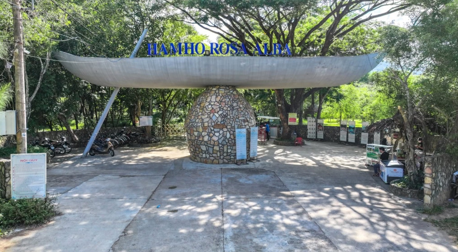 Cổng vào khu du lịch Hầm Hô Rosa Alba.