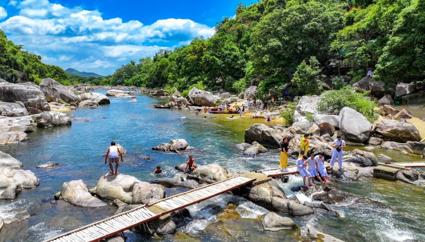 Cảnh quan thiên nhiên độc đáo của Khu du lịch sinh thái Hầm Hô Rosa Alba.