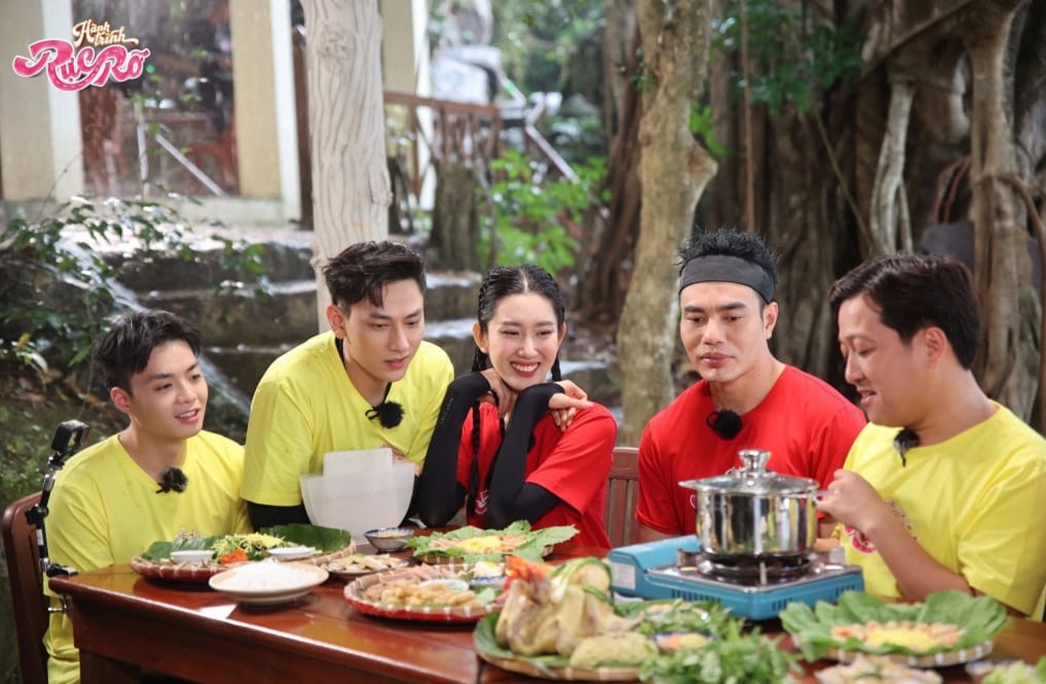 Du khách được thưởng thức và trải nghiệm ẩm thực hấp dẫn.