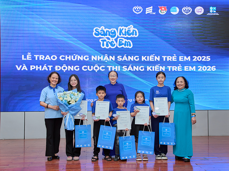 Bà Cao Thị Thanh Thủy - Phó Chủ tịch Hội Bảo vệ Quyền trẻ em Việt Nam và đại diện Liên Chi hội Bảo vệ Quyền trẻ em tỉnh Quảng Ninh đã trao quà cho nhóm trẻ em thuộc Câu lạc bộ Bác sĩ thú y nhí Quảng Ninh với sáng kiến “Thành phố thân thiện và an toàn với trẻ em và động vật”.