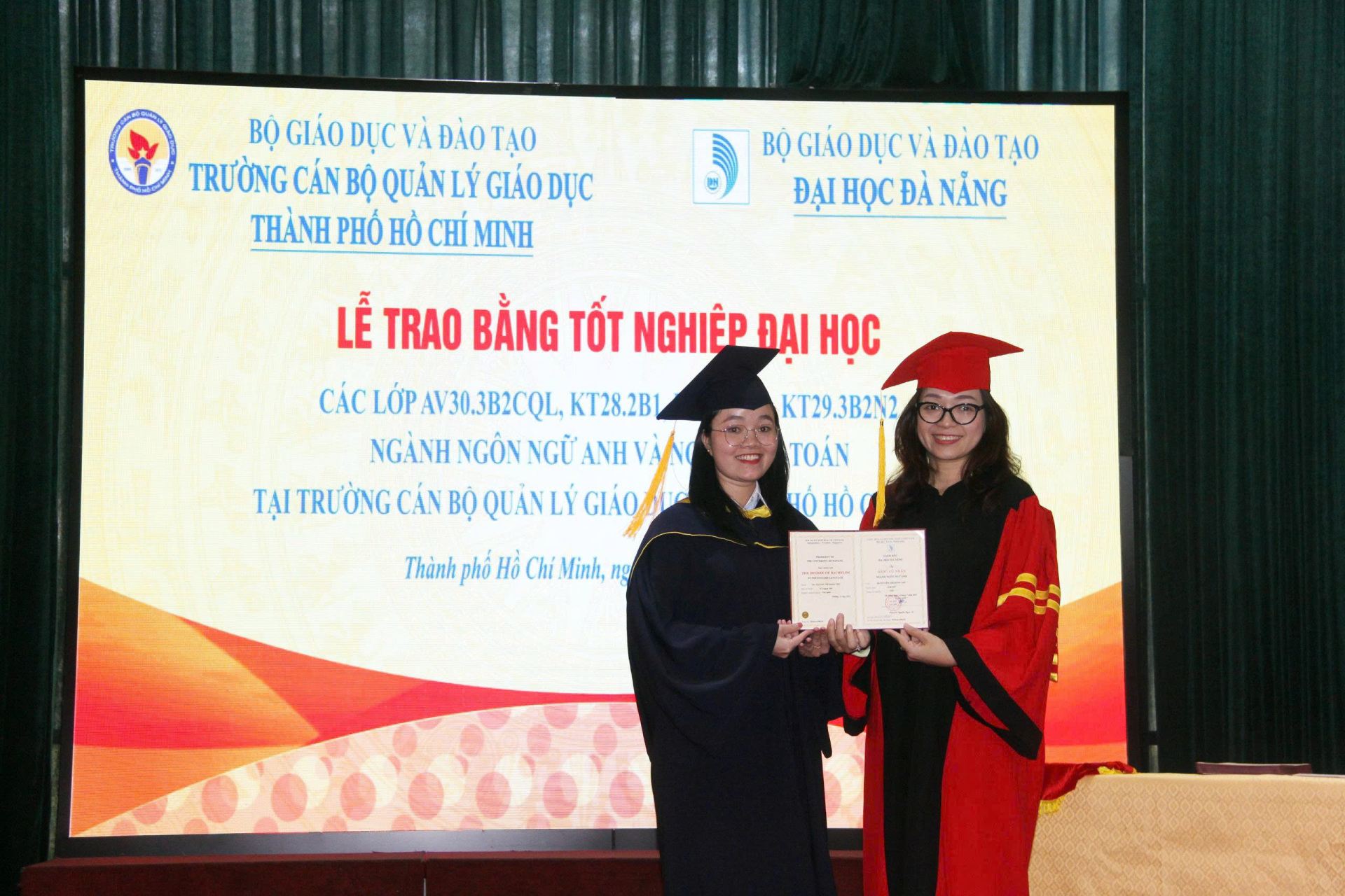 TS. Phan Thị Thuý Quyên trao bằng bằng tốt nghiệp Lớp Cử nhân Văn bằng 2 ngành ngôn ngữ Anh cho sinh viên.