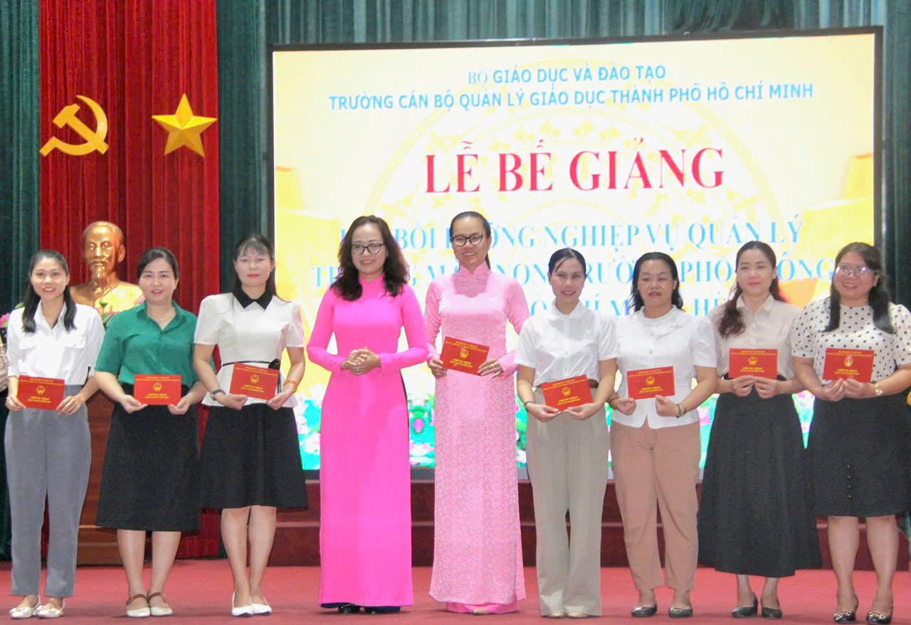 TS. Phan Thị Thuý Quyên trong buổi Bế giảng và trao Chứng chỉ lớp Bồi dưỡng Cán bộ quản lý giáo dục.