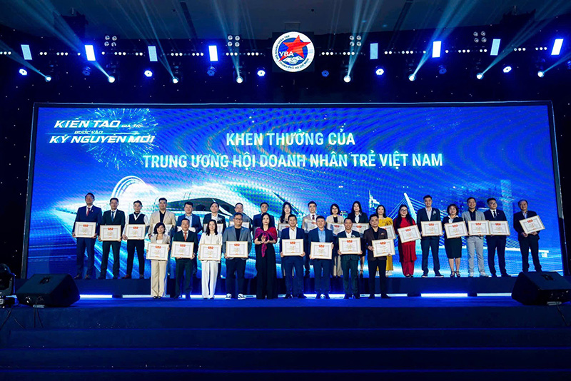 Hơn 2.500 doanh nhân hội tụ tại One YBA - Kết Tâm Vươn Tầm, mở ra không gian kết nối đa hiệp hội