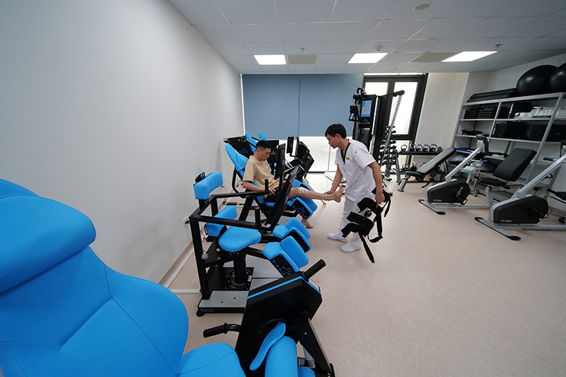 Khu phục hồi chức năng được đầu tư đồng bộ với các thiết bị tiên tiến, hỗ trợ phục hồi vận động và chức năng hiệu quả, góp phần rút ngắn thời gian điều trị và nâng cao chất lượng sống cho người bệnh.