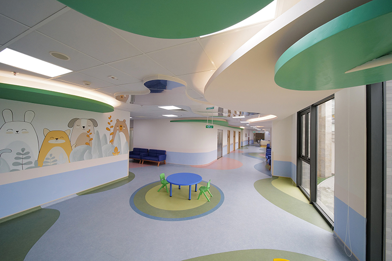 Chú trọng nâng cao trải nghiệm khách hàng, Trung tâm tiêm chủng, khoa Nhi được thiết kế sinh động với màu sắc tươi sáng, không gian thân thiện, giúp trẻ giảm bớt lo lắng, hợp tác tốt hơn trong quá trình thăm khám và điều trị.