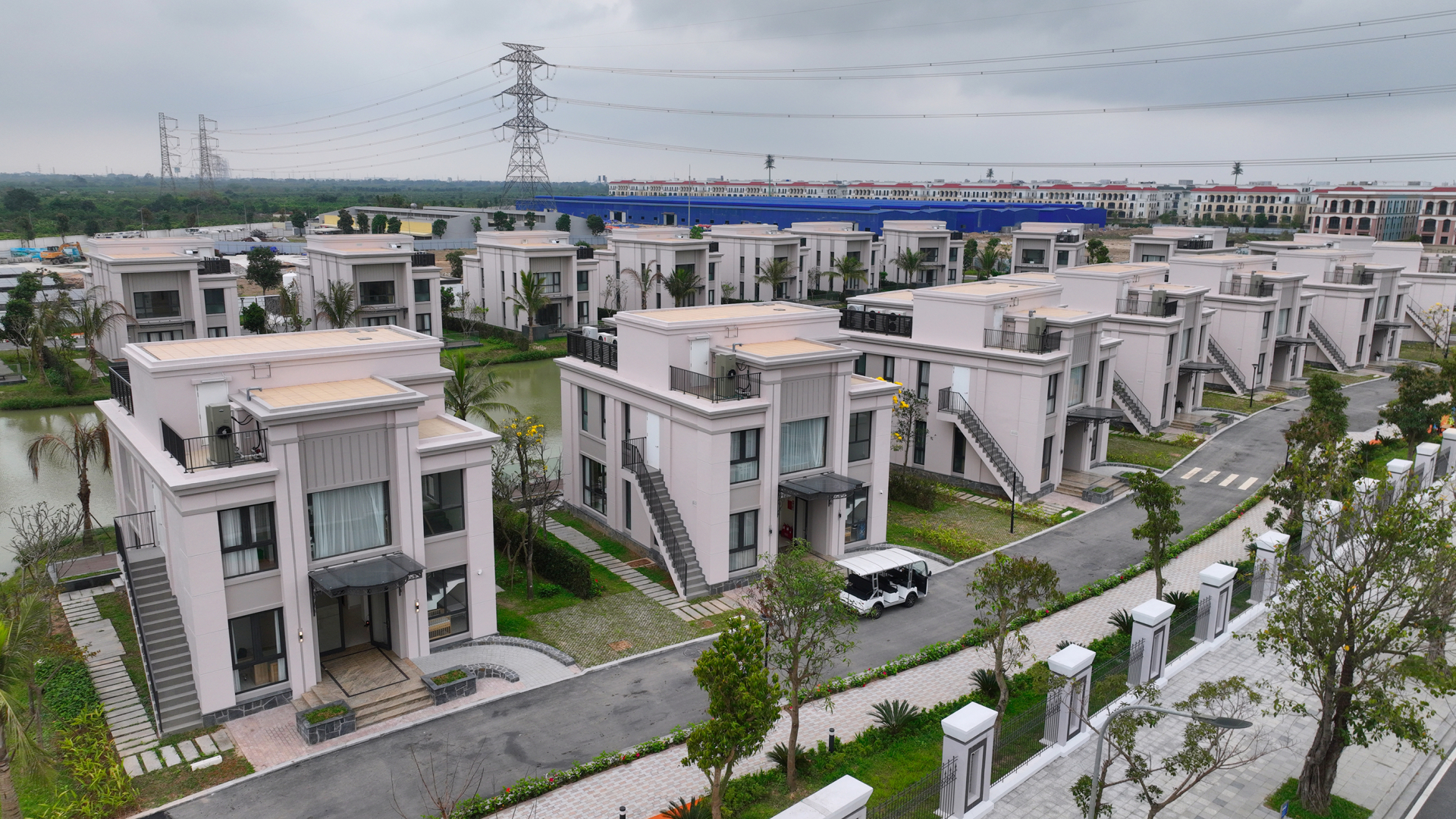 Bệnh viện gồm 14 chuyên khoa, cung cấp đầy đủ dịch vụ khám chữa bệnh, phẫu thuật, phục hồi chức năng và chăm sóc theo tiêu chuẩn quốc tế. Đáng chú ý, người bệnh được tiếp cận hệ sinh thái khép kín, trong đó khu an dưỡng được thiết kế theo mô hình “resort chăm sóc sức khỏe” đẳng cấp quốc tế với 18 căn biệt thự tổng thống.