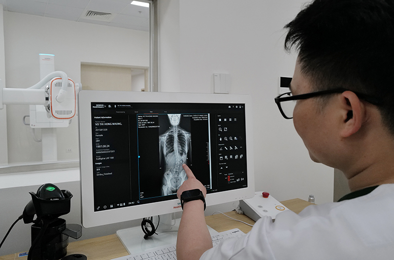 Trong chẩn đoán các bệnh lý tim mạch, gan mật và ổ bụng, hệ thống vẫn đảm bảo chất lượng hình ảnh cao ngay cả khi người bệnh khó nín thở hoặc phối hợp kém. Với bệnh lý ung thư, công nghệ giúp theo dõi tổn thương ổn định qua nhiều lần chụp, hỗ trợ đánh giá chính xác đáp ứng điều trị và điều chỉnh phác đồ kịp thời.