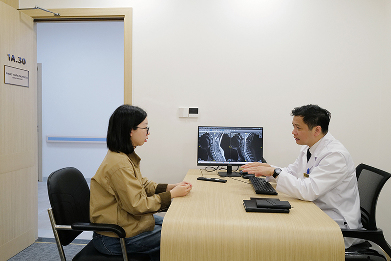 Bệnh viện quy tụ đội ngũ chuyên gia, giáo sư, bác sĩ giàu kinh nghiệm, đứng đầu là GS.TS.BS Đoàn Quốc Hưng - Giám đốc Bệnh viện, đồng thời là Phó Chủ tịch Hội đồng chuyên ngành Tim mạch, Hệ thống Y tế Vinmec. Các bác sĩ thường xuyên cập nhật kiến thức, chuyển giao kỹ thuật mới và tham gia các chương trình hợp tác quốc tế tại Pháp, Mỹ, Nhật Bản và Singapore, bảo đảm người bệnh được tiếp cận những tiến bộ y học mới nhất.