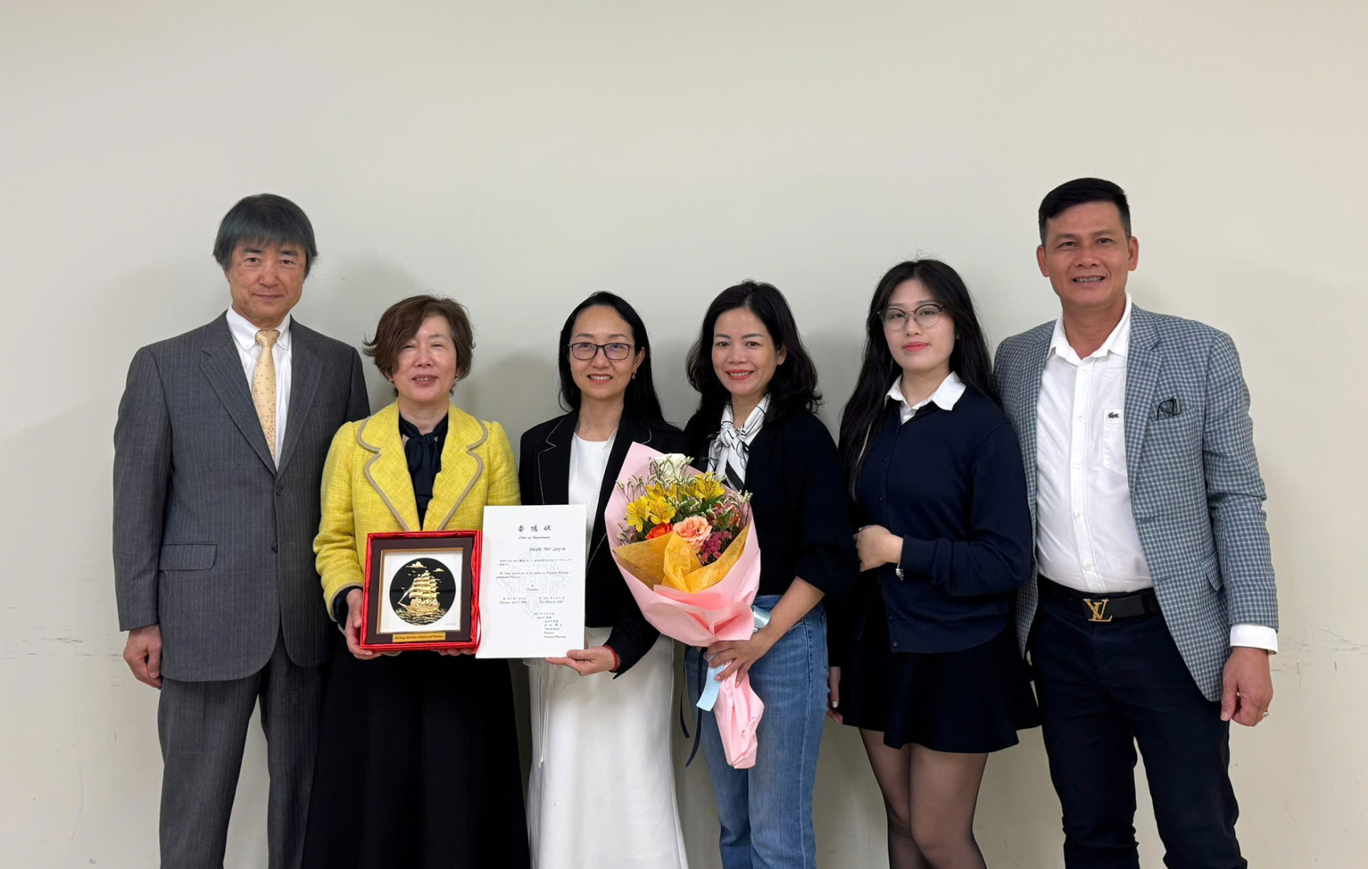 TS.BS Phạm Thị Lộc nhận bằng giáo sư hợp tác tại Đại học Kanazawa.