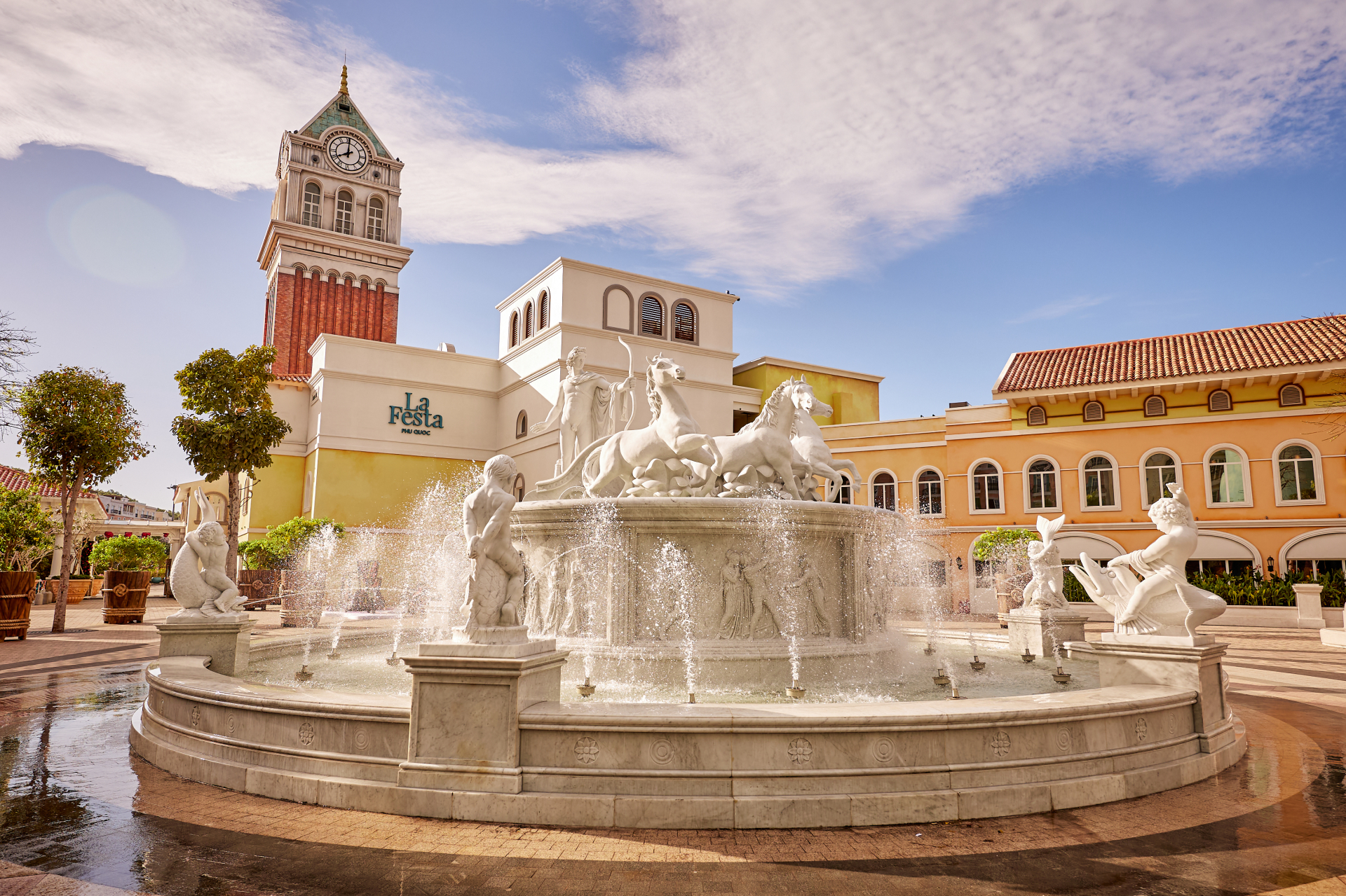 Frilli Gallery khắc dấu ấn Phục Hưng lên quảng trường ven biển qua Đài phun nước King of the Sun.