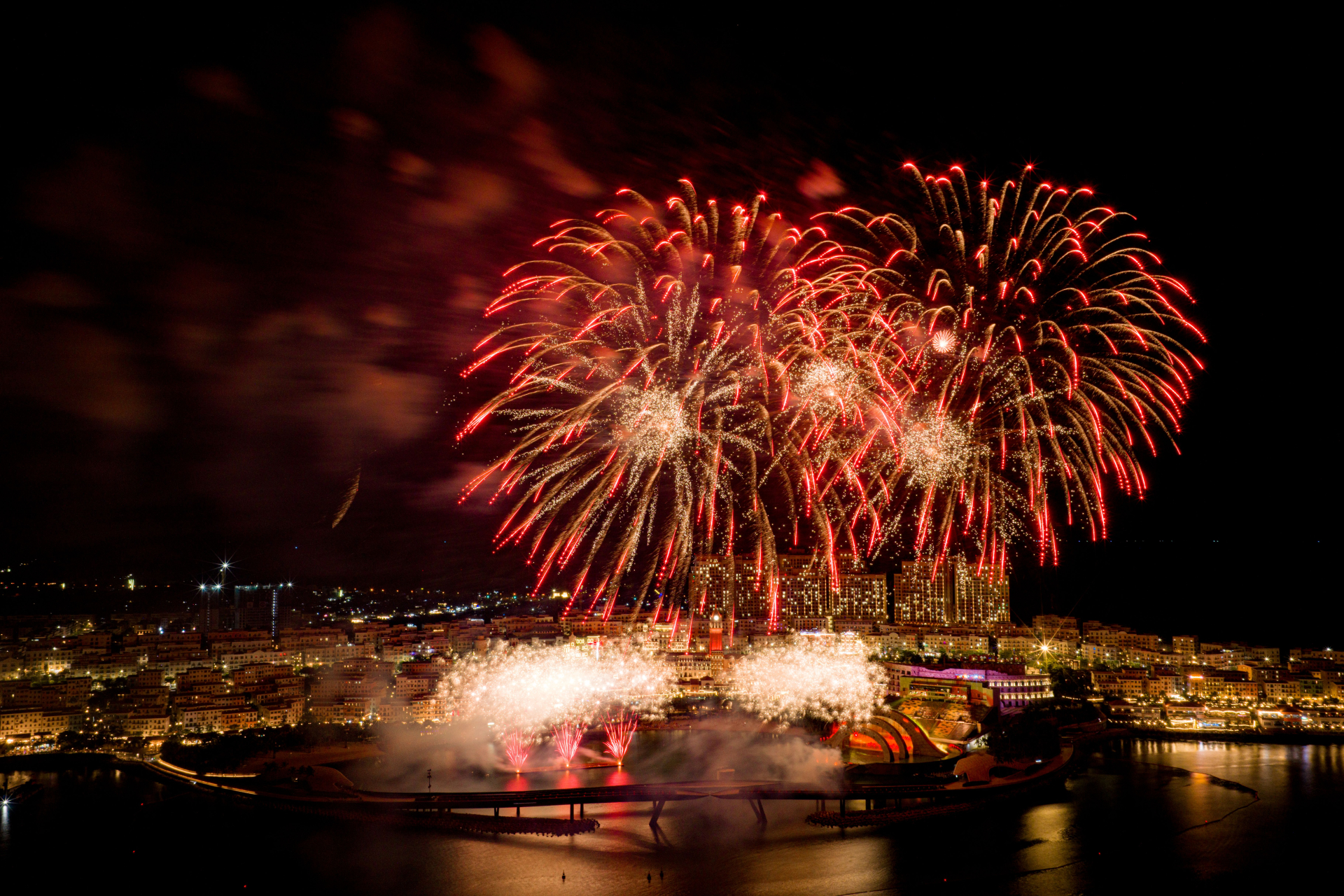 Màn pháo hoa rực rỡ kết hợp hiệu ứng ánh sáng, laser và nước tại Thị trấn Hoàng hôn.