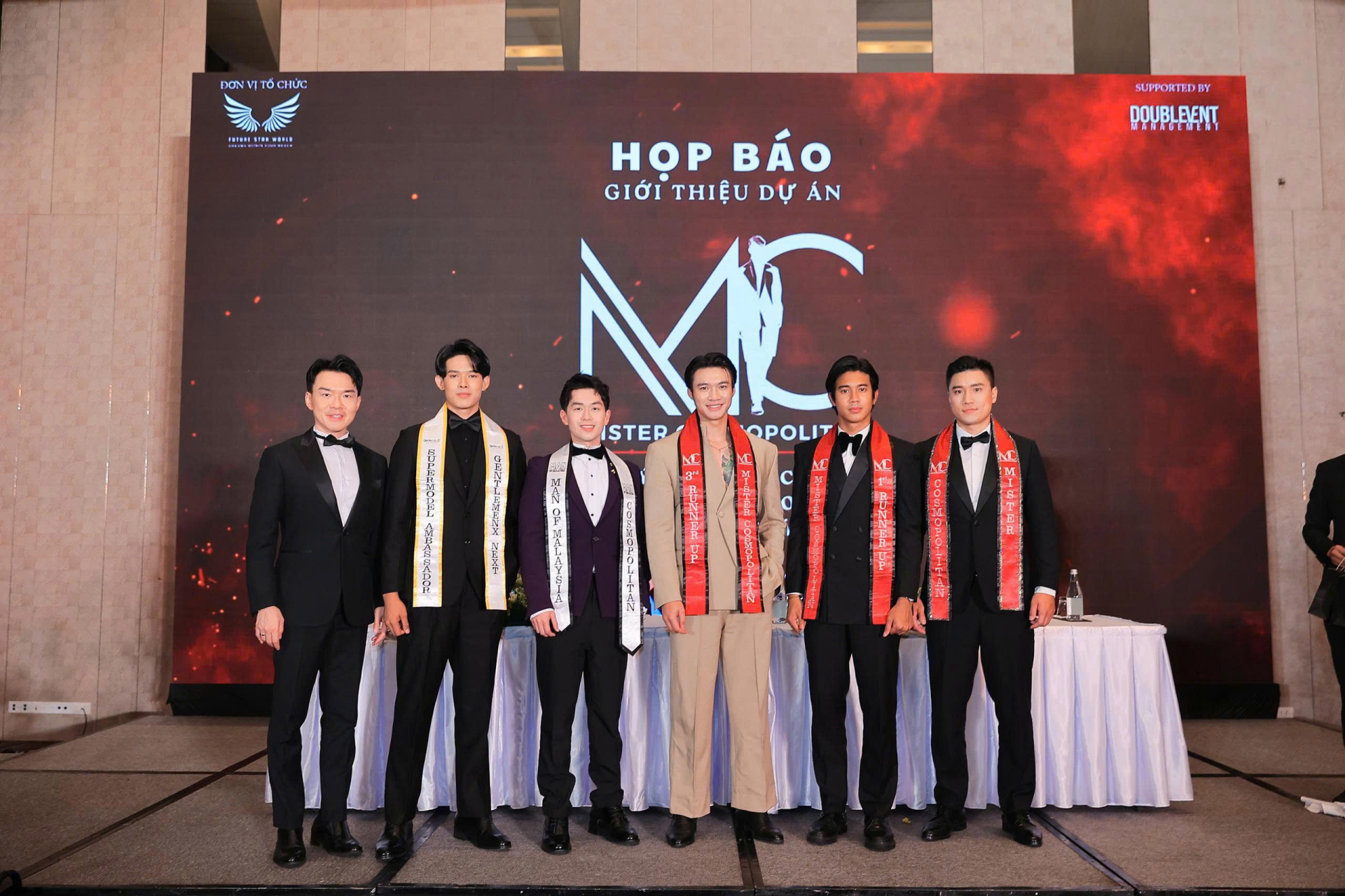 Dàn Nam vương Quốc tế tham gia sự kiện họp báo.