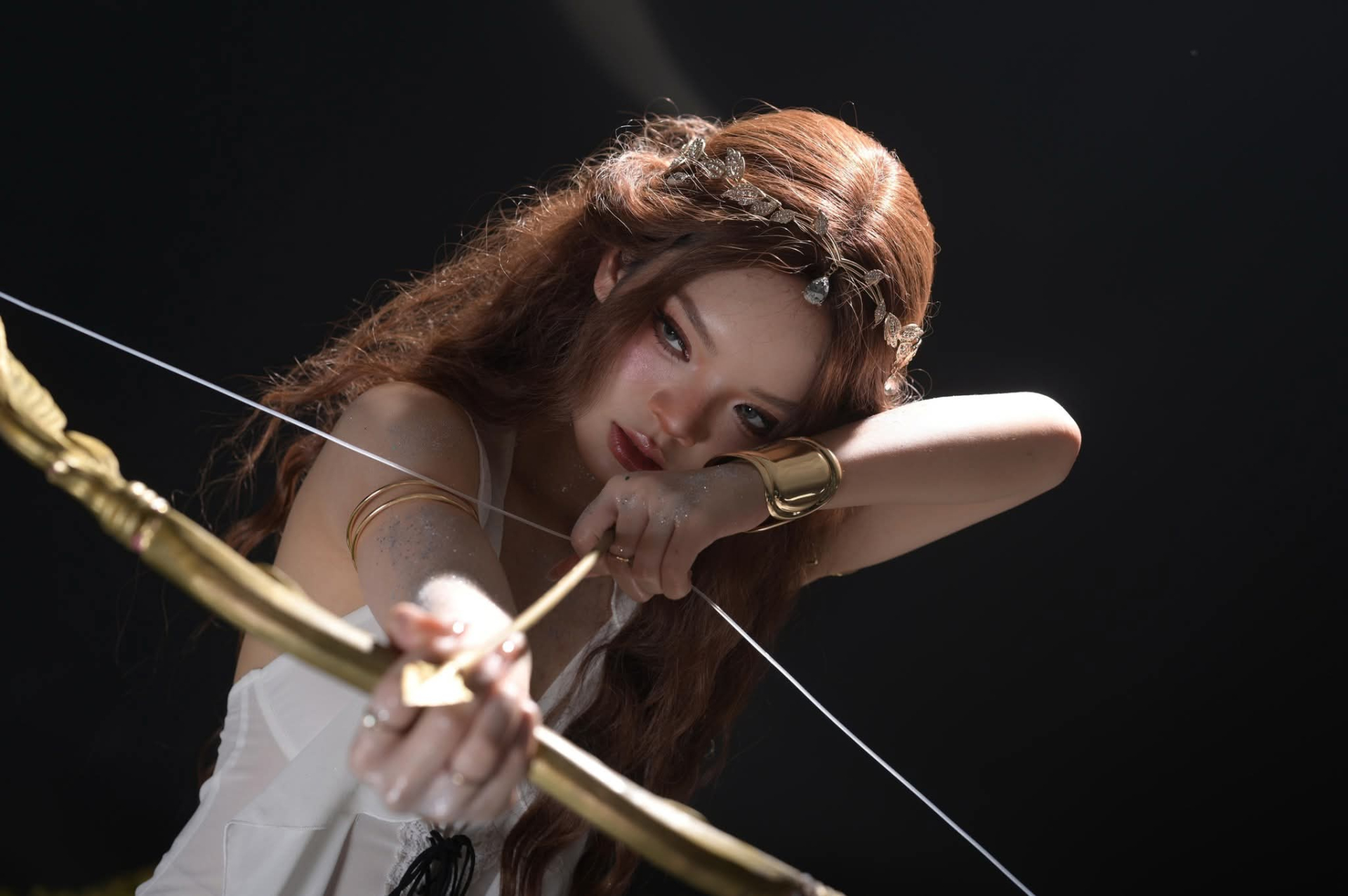 Lấy cảm hứng từ hình tượng mũi tên: “khi mũi tên chạm đích trong ánh nhìn của thiên hạ, sự tồn tại của mình mới thật sự được khẳng định”, Nguyễn Khánh Chi - cô nàng đến từ Zone 4 - đã mang đến một thông điệp đầy khát vọng về hành trình chinh phục của bản thân. Cô tin rằng mỗi bước đi là khát khao tạo nên những chiến thắng vang dội, khắc sâu dấu ấn giữa muôn người.