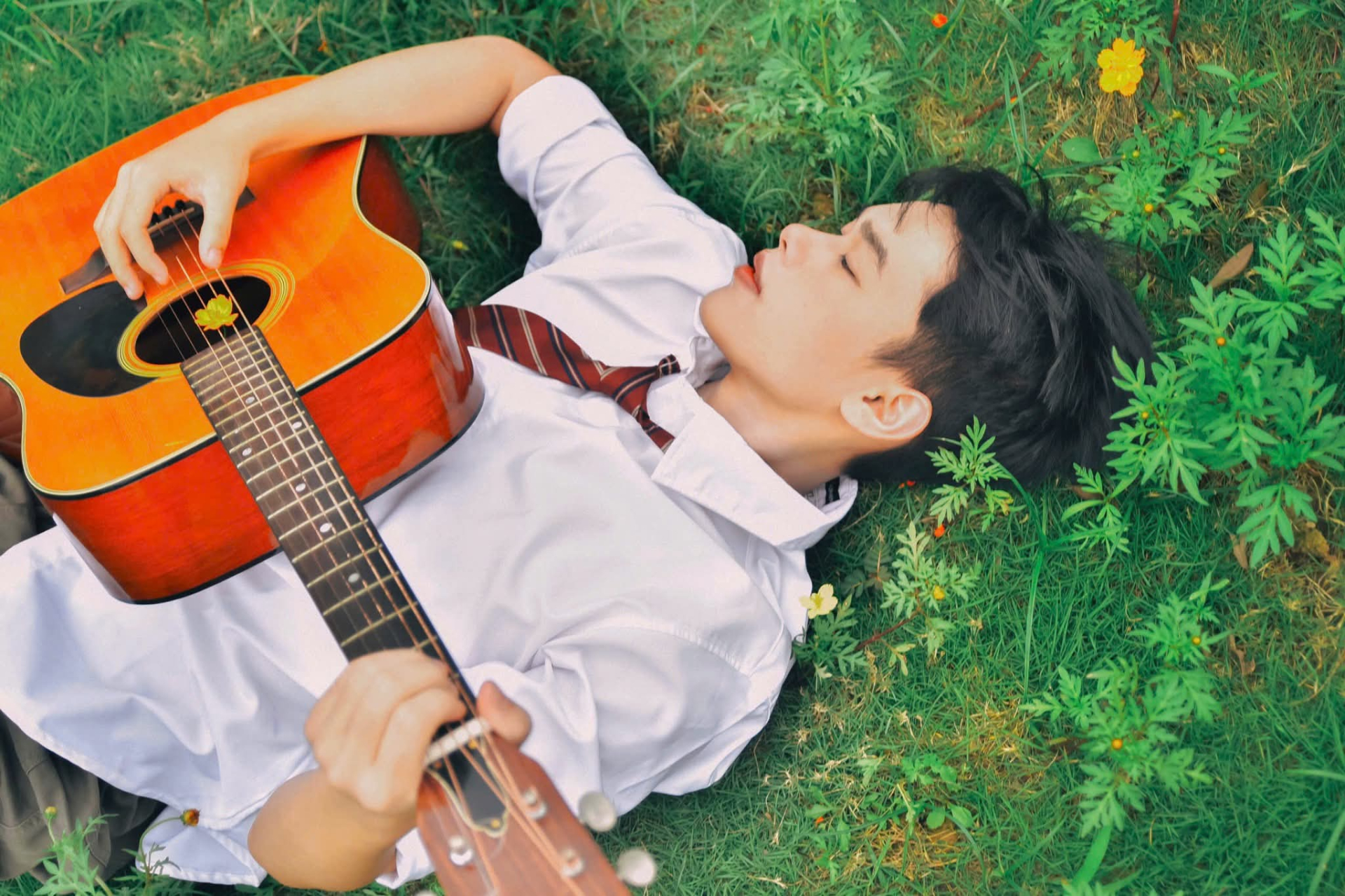 Đối diện với câu hỏi: “Liệu ánh sáng của một vì sao… có cần được người khác nhìn thấy mới thật sự tồn tại?” Trương Nguyễn nói rằng: thứ ánh sáng ta đuổi theo không nằm ở ánh nhìn của người khác, mà là thứ vẫn âm thầm rực cháy từ khi ta chưa từng nghi ngờ chính mình.