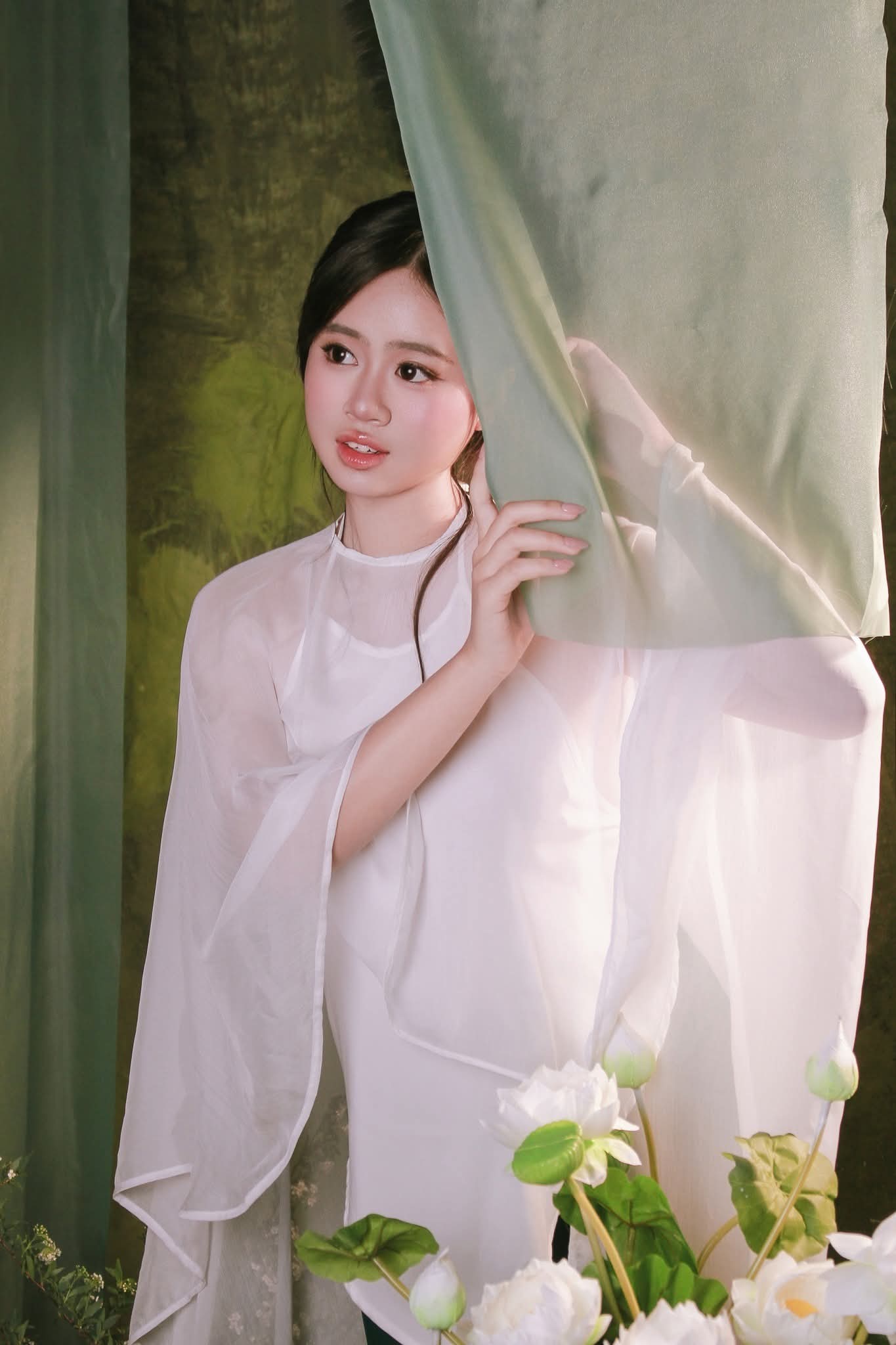 Đứng giữa ranh giới mờ giữa định kiến xã hội và bản thân, Vũ Phạm Linh Đan đến từ Zone 3 đã tự tay gỡ bỏ lớp voan mỏng để đặt ra câu hỏi: “Thành công là khi ta phải tỏa sáng giữa chuẩn mực xã hội hay được sống đúng với chính bản thân mình?” Theo Linh Đan: thành công đích thực không nằm ở việc đáp ứng kỳ vọng thế gian, mà ở việc dám sống là chính mình.