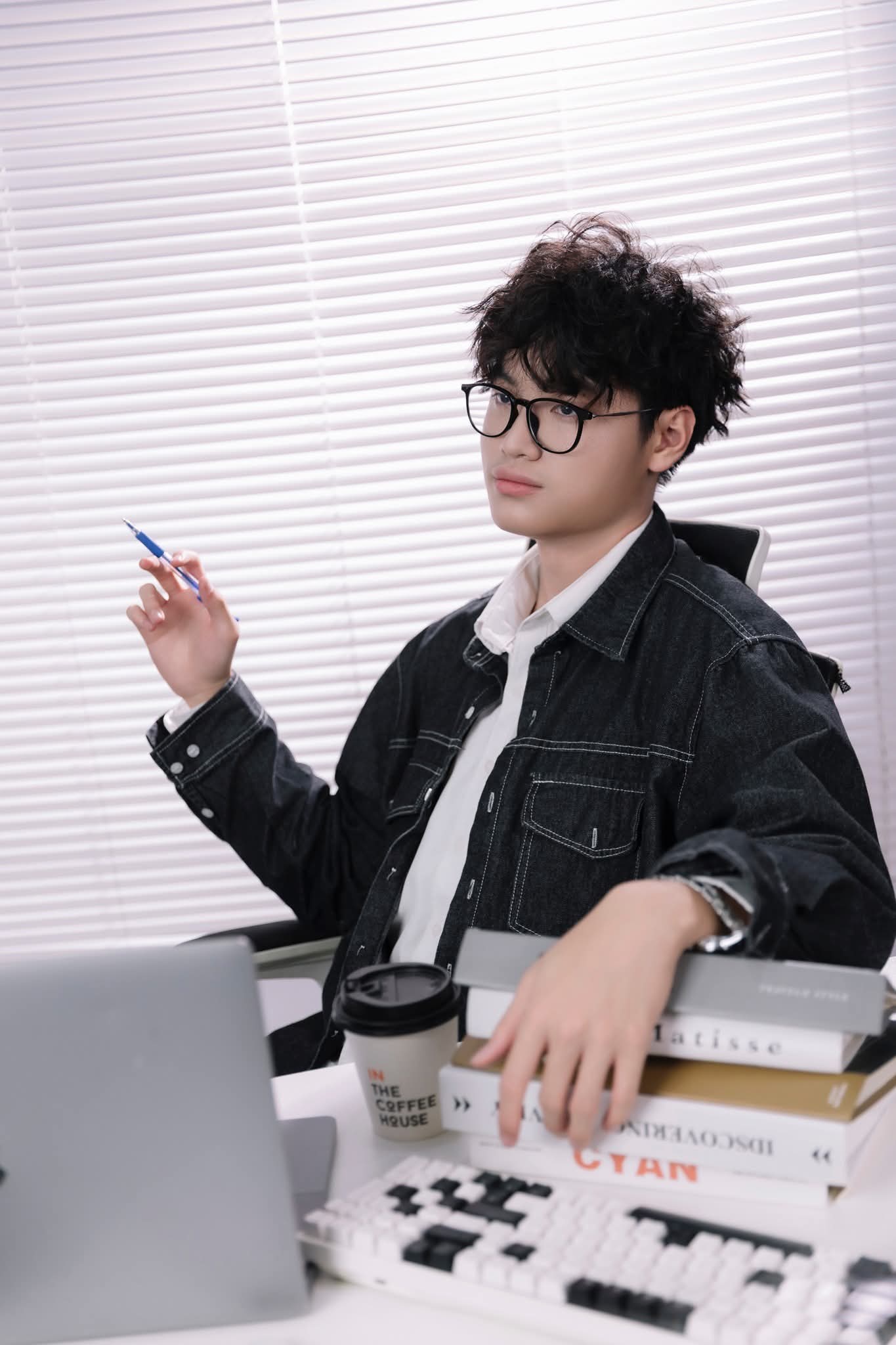 Nguyễn Trí Đức đến từ Zone 2, đã nhấn mạnh “Tôi khác biệt, và đó là đặc ân” để gửi gắm thông điệp: hãy tỏa sáng theo tần số riêng, bởi sự khác biệt mới là thứ khiến bạn không bị nhầm lẫn với hàng tỷ người ngoài kia.