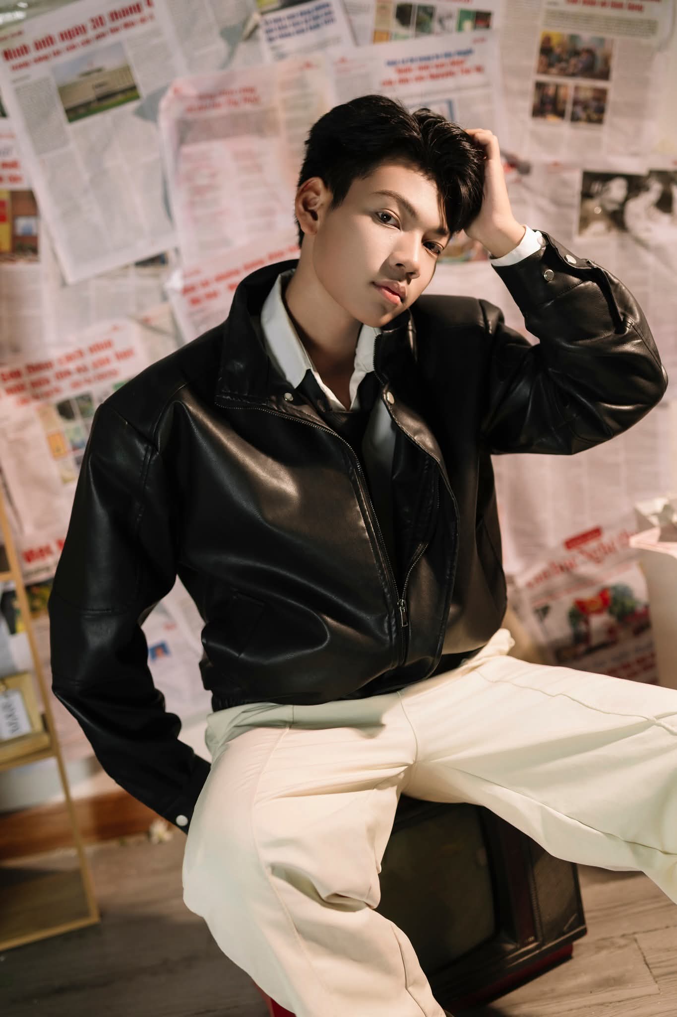 Không chọn cách định nghĩa bản thân bằng những danh xưng hoàn hảo, chàng trai Chu Lâm Hải đến từ Zone 4 lại mang đến một góc nhìn đầy chất riêng: “Một chút nổi loạn, một chút lạc nhịp - và vẫn đang tìm mình trong từng khoảnh khắc”. Cậu dám sống khác đi, dám không chạy theo nhịp sống mà số đông đang vội vã để được là chính mình.