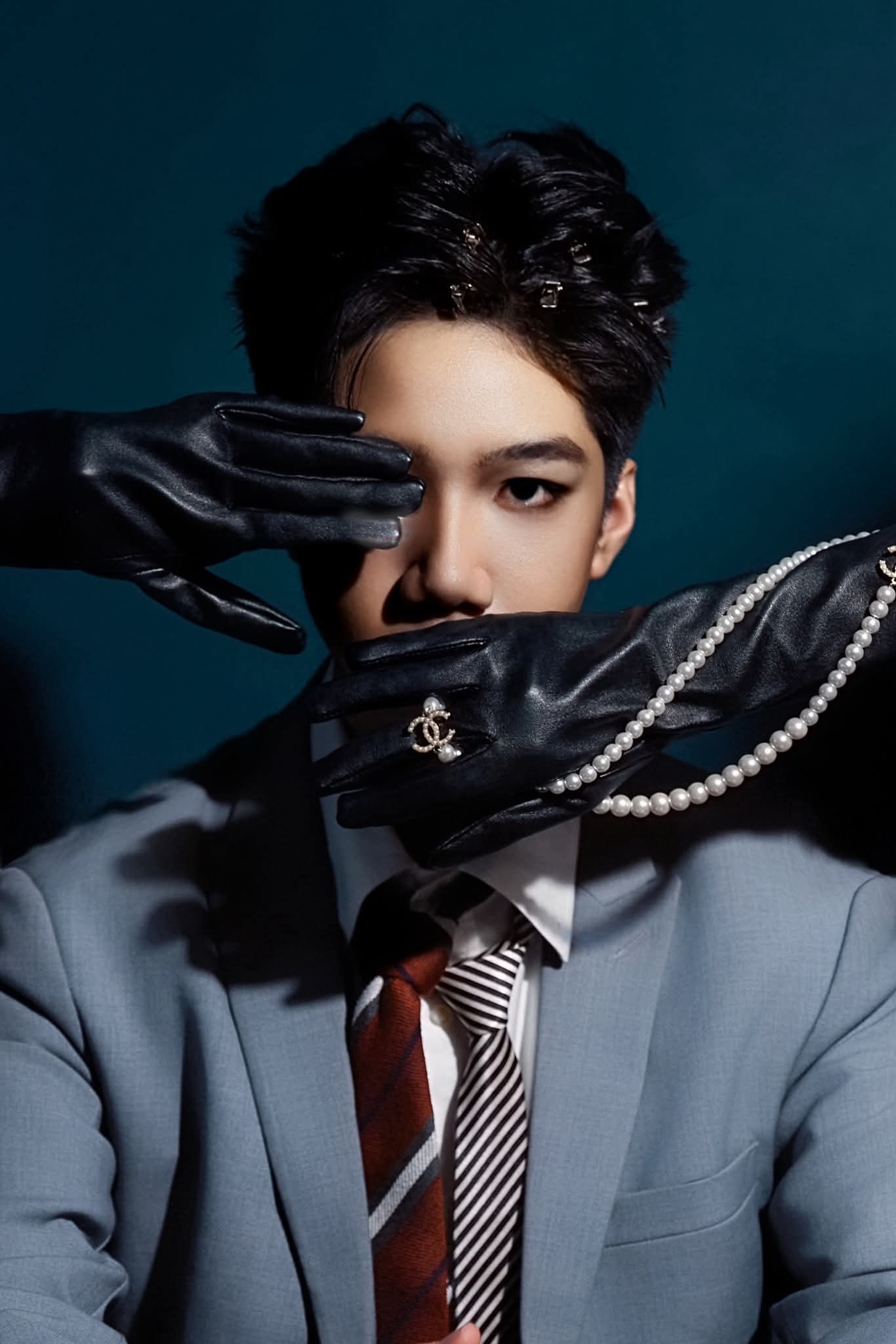 Trần Hoàng Minh – chàng trai đến từ lớp 11 Hóa 2 – đã khẳng định đầy bản lĩnh: “Ta là một ‘tuyệt tác’ câm lặng giữa những định kiến vàng son.” Từ góc nhìn sâu sắc đó, Hoàng Minh gửi gắm một thông điệp: hãy tìm về những giá trị cốt lõi, nuôi dưỡng linh hồn từ bên trong. Bởi chỉ khi tỏa sáng từ chất riêng của bản thể, ánh sáng ấy mới thật sự bền vững và có ý nghĩa.