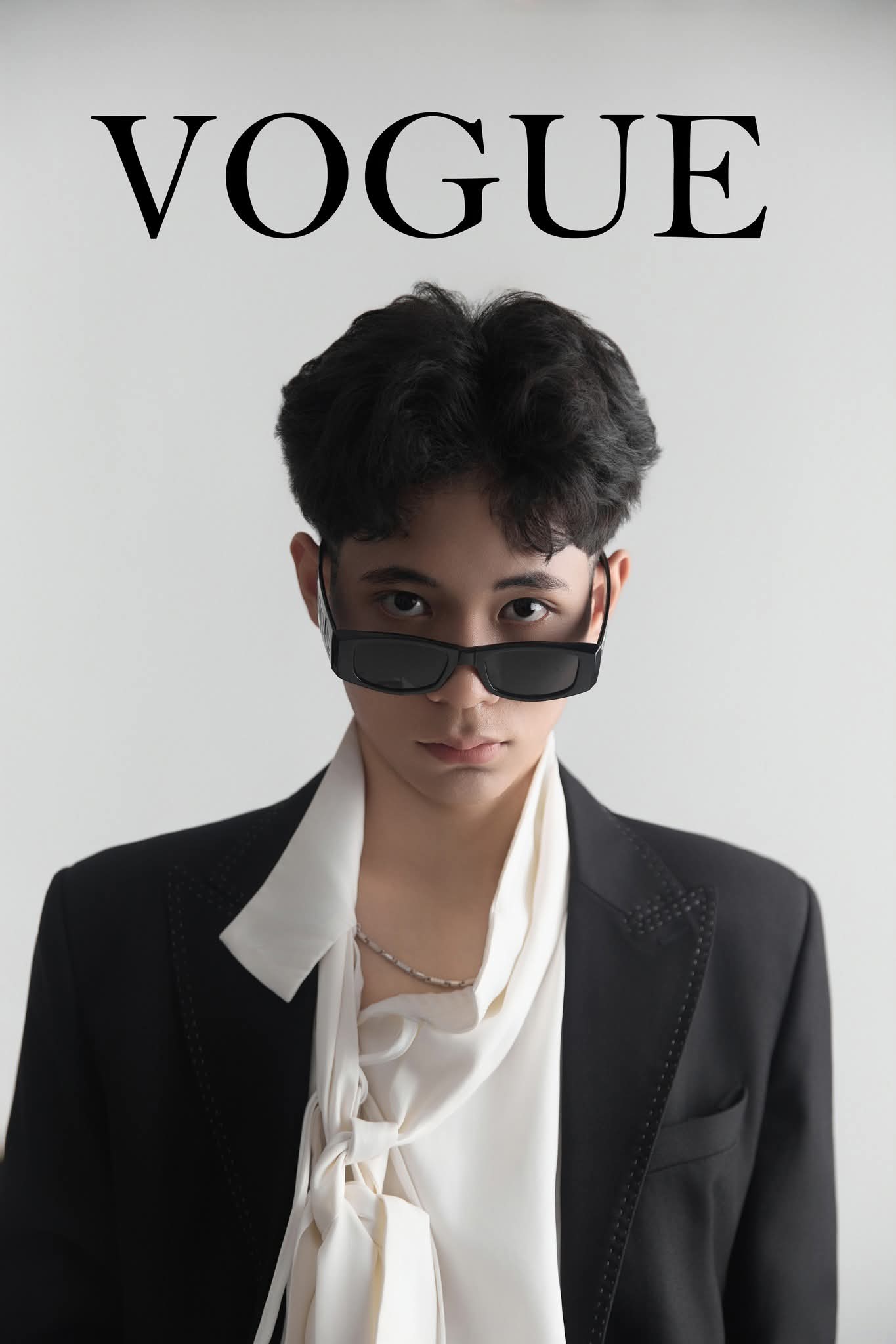 Phạm Việt Anh, học sinh lớp 11 Sinh (Zone 5) đã mang đến một trăn trở đầy chiều sâu về sự kiên cường và cách tồn tại qua những dòng tự vấn: “Phải chăng cái chất liệu tạo nên ta đang thấm mòn đi.”, “Phải chăng ta nên mang theo một trái tim của gió để cứ thế và đi.” Qua đó, Việt Anh đã gửi gắm rằng dũng cảm nhất là biết khi nào nên thả mình trôi, để rồi tìm thấy chính mình trong những chân trời mới.