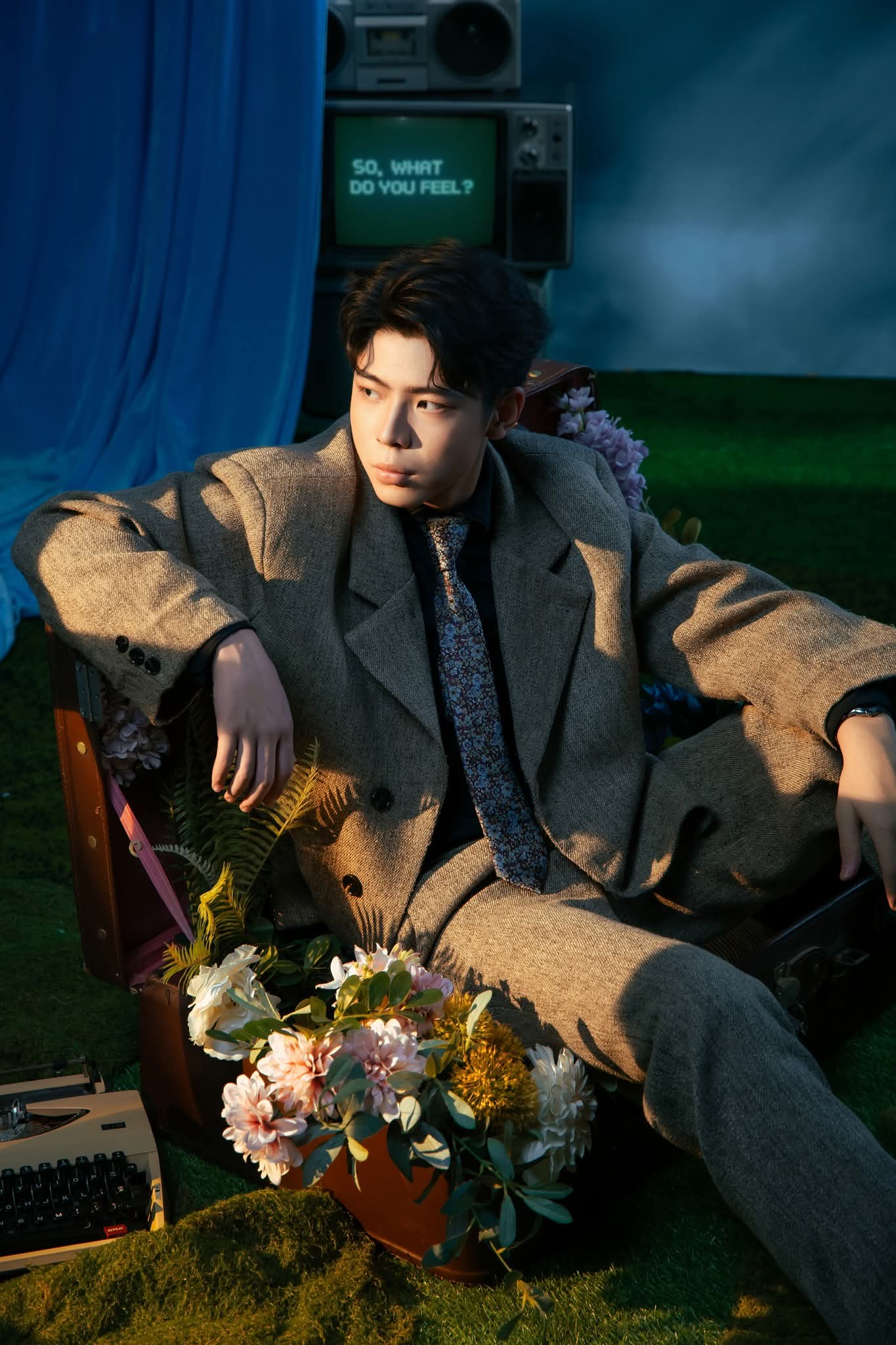 “Có những thứ không biến mất, chỉ là được đặt sang một phía khác của ký ức.” chính là lời gửi gắm của Vũ Bá Khôi. Cậu đã mang đến một không gian lắng đọng đầy chất thơ với ý nghĩa về cách con người đối diện với những điều đã qua: thay vì cố gắng xóa bỏ hay chạy trốn, hãy học cách chấp nhận, từ đó ta có thể tiếp tục bước đi, để những điều chưa kịp nói được lặng lẽ lớn lên.