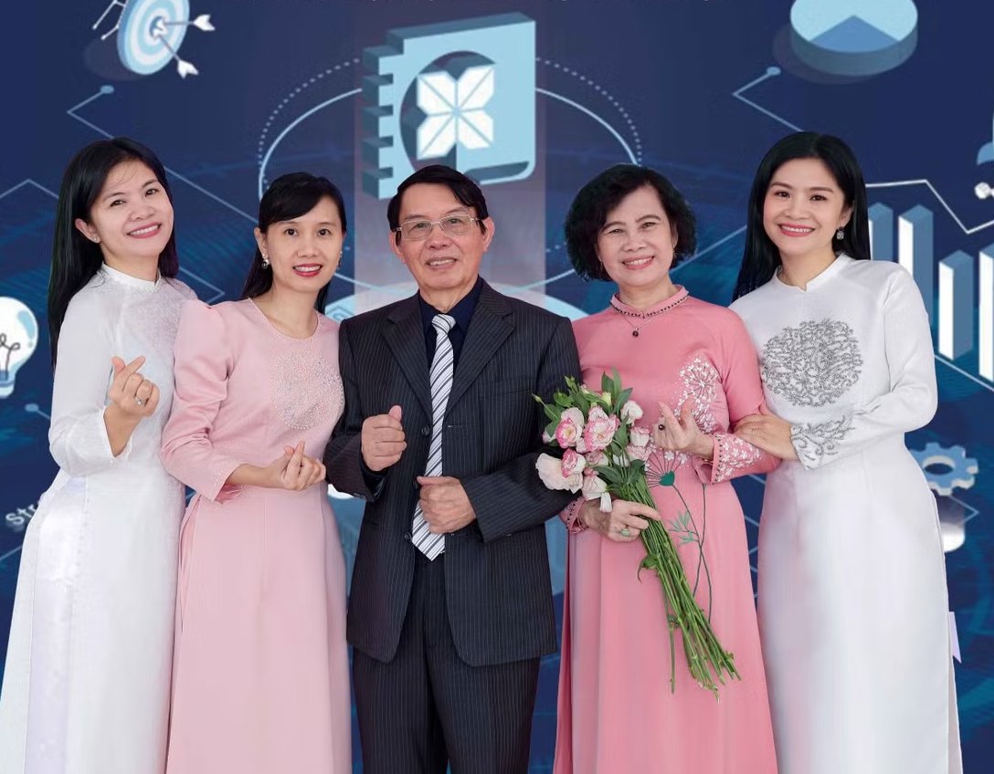 Gia đình PGS.TS Nguyễn Văn Tín cùng ba cô con gái đều là Tiến sĩ theo nghề giáo, ba thế hệ gắn bó với Trường Đại học Xây dựng Hà Nội.