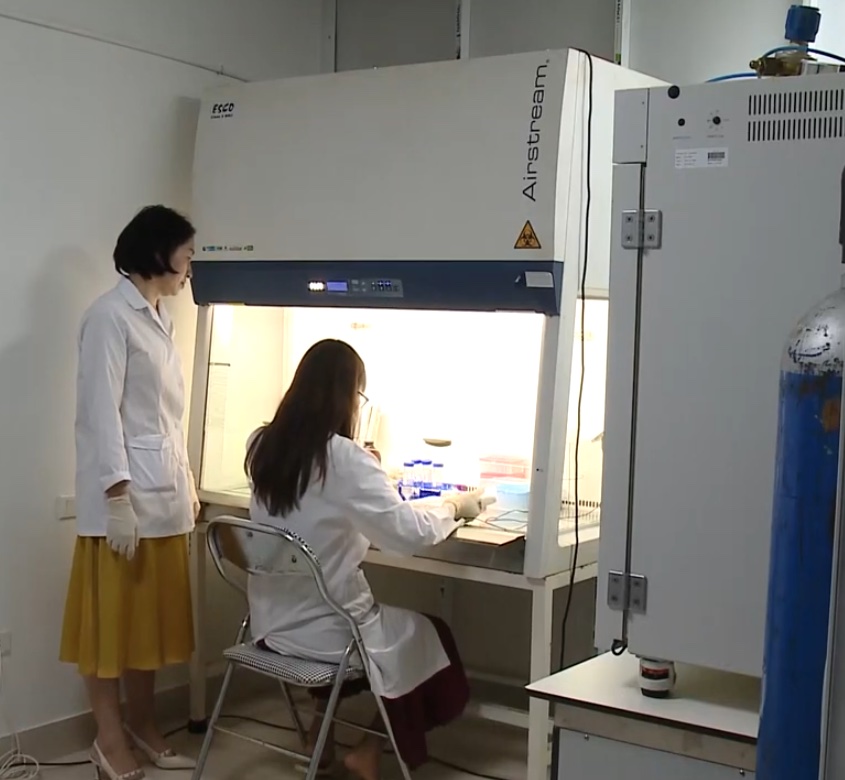 PGS.TS. Nguyễn Thị Xuân (bên trái) cùng cán bộ nghiên cứu tại phòng thí nghiệm.