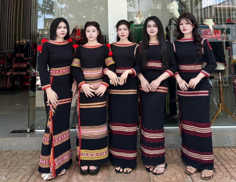 Hành trình “thời trang hóa” để nâng tầm thổ cẩm Ê Đê vẫn đang được viết bởi nhiệt huyết của những người trẻ. Ảnh: Tiêu Dao