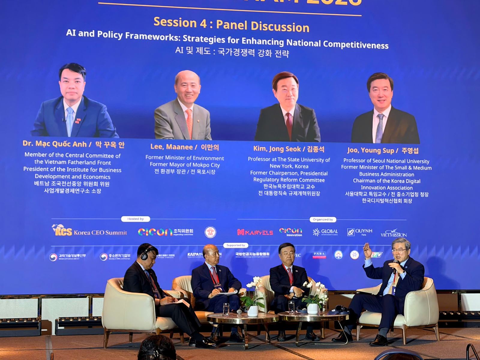 Các chuyên gia chia sẻ tại các phiên hội thảo chuyên đề.