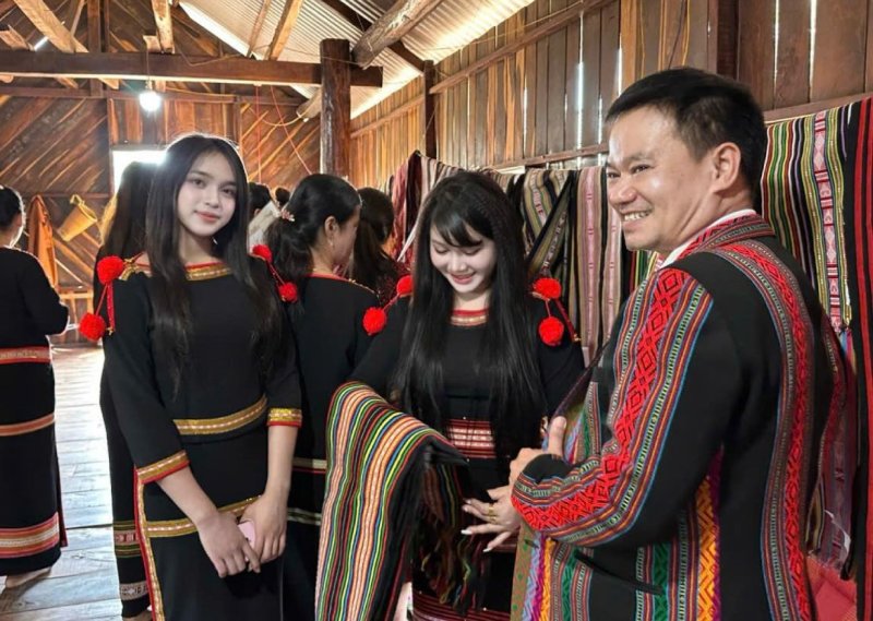 Thời trang hóa giúp nâng tầm thổ cẩm Ê Đê