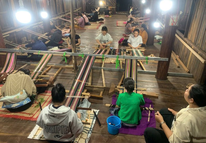 Nhiều người trẻ cũng thường xuyên tham gia các lớp học dệt thổ cẩm.