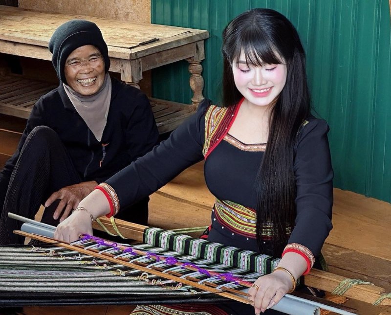 H’Loang M’lô ngày đêm mày mò, thiết kế, thử nghiệm cho ra bộ sưu tập trang phục kết hợp với họa tiết thổ cẩm.