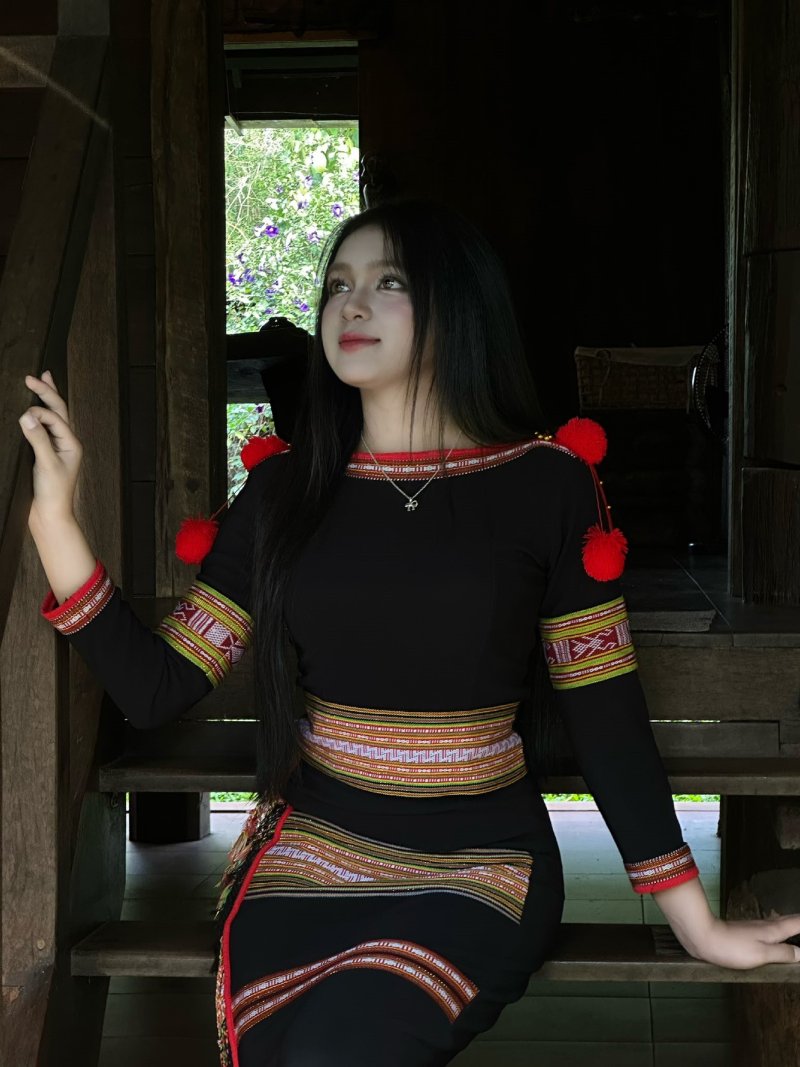 H’Lagi M’lô (xã Cư M'gar) với trang phục thổ cẩm truyền thống được thời trang hóa.