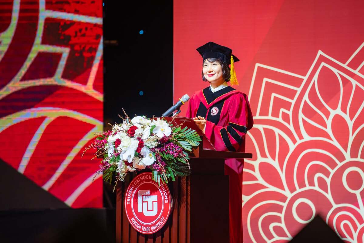 PGS.TS Phạm Thu Hương phát biểu tại lễ tốt nghiệp đợt 1 năm 2026, nơi bà khiến hơn 1.200 sinh viên xúc động.