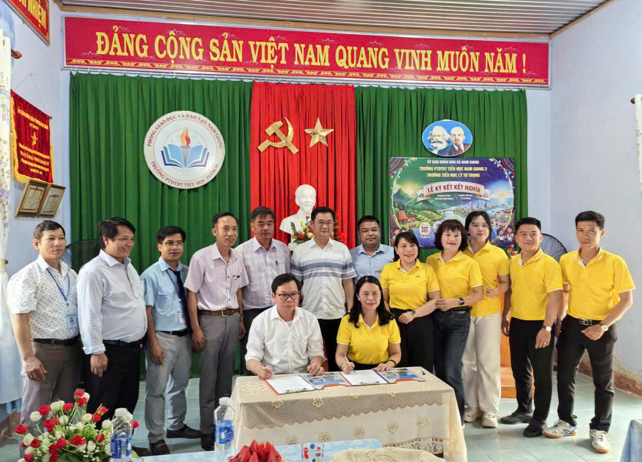 Lễ Ký kết giao ước Kết nghĩa giữa Trường Phổ thông dân tộc bán trú Tiểu học Nam Giang 2 và Trường Tiểu học Lý Tự Trọng.