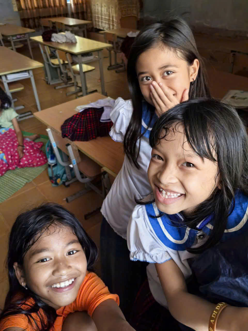 Các em học sinh Trường Phổ thông dân tộc bán trú Tiểu học Nam Giang 2 vui mừng đón chào đoàn công tác Trường Tiểu học Lý Tự Trọng. Ảnh: Đặng Đình Khánh - Trung Sáng