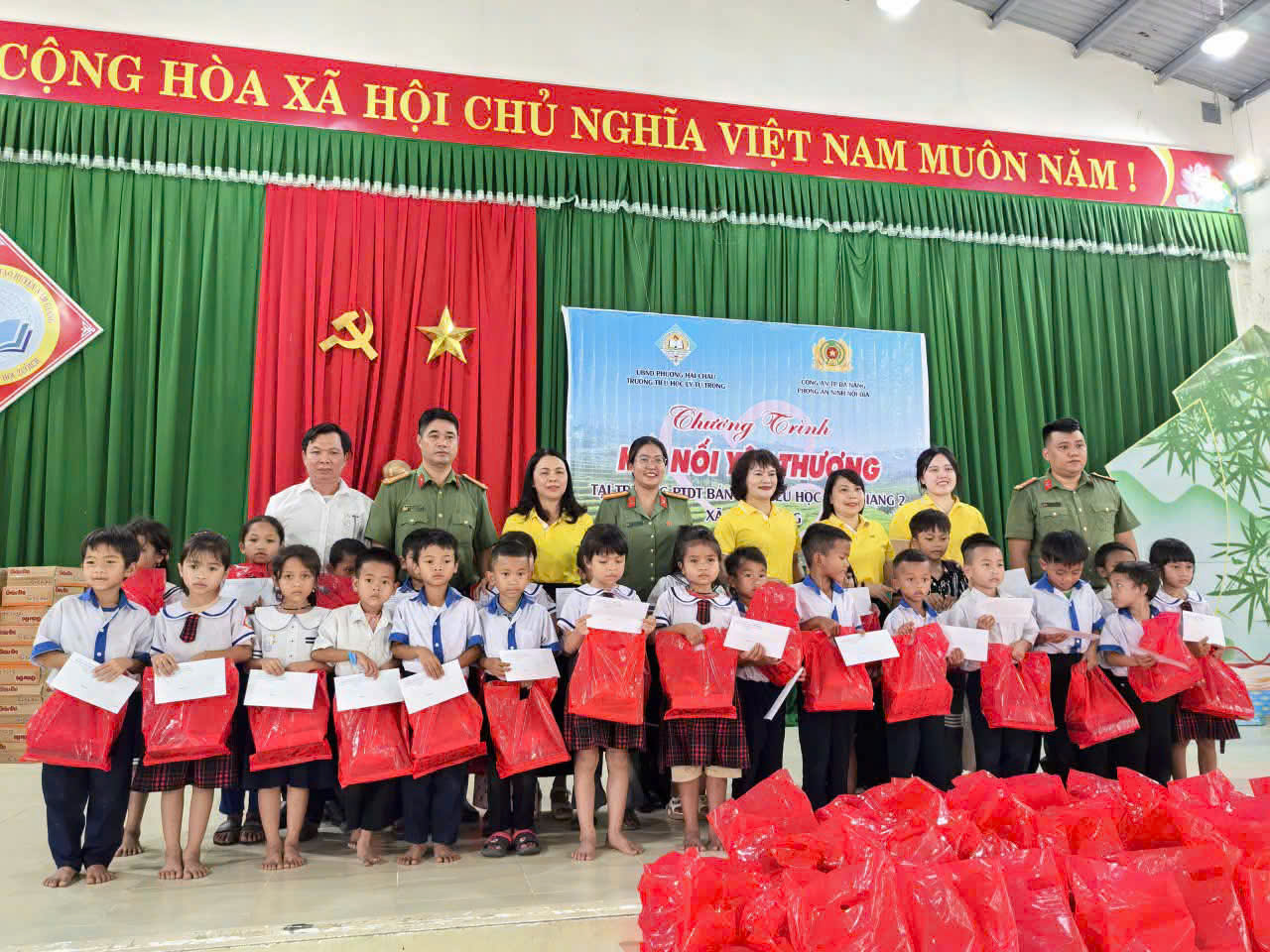 Đoàn công tác tặng quà các em học sinh Trường Phổ thông dân tộc bán trú Tiểu học Nam Giang 2.