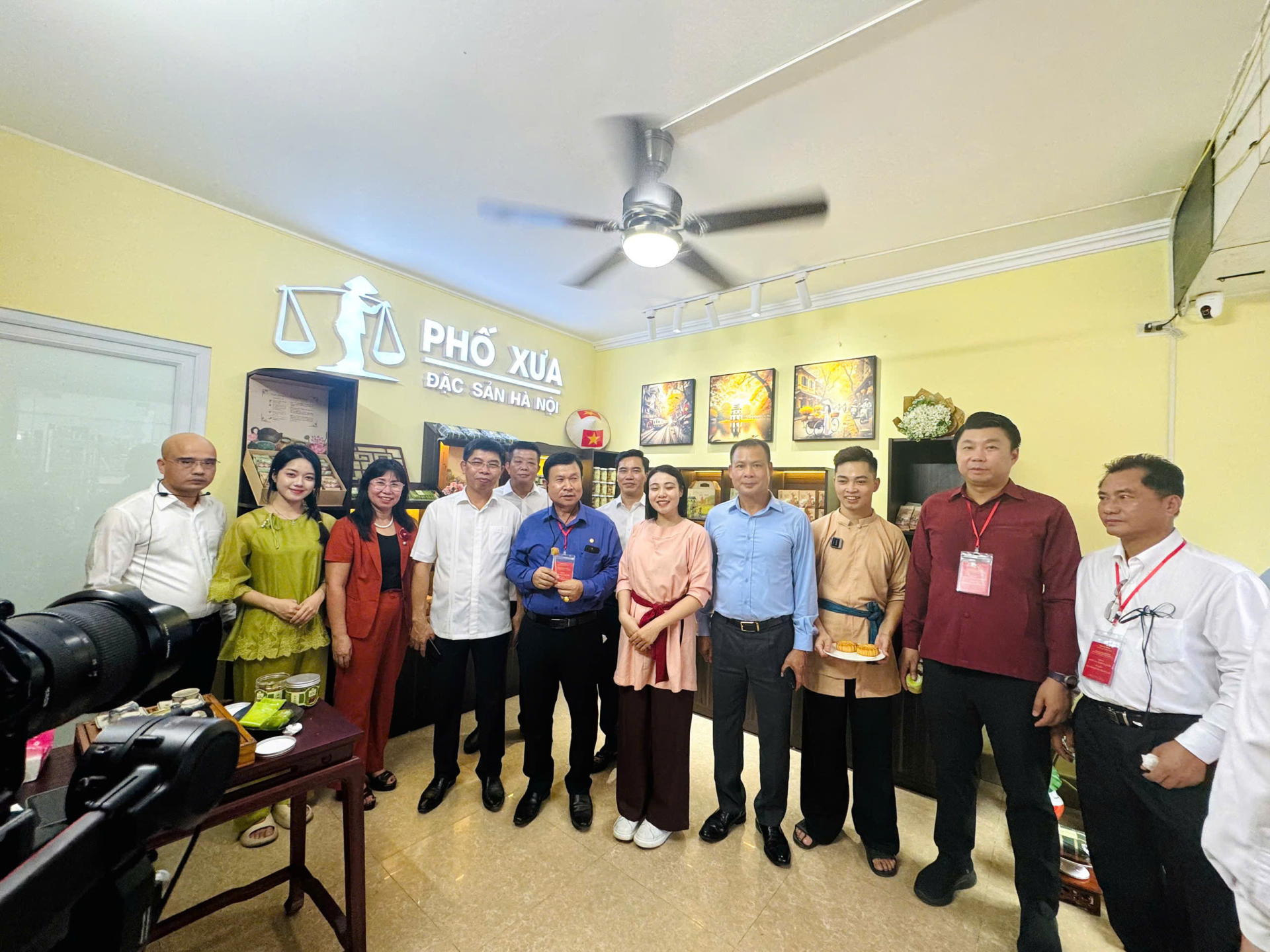 Cốm Phố Xưa vinh dự được giới thiệu đặc sản Hà Thành tới đoàn cán bộ Viêng Chăn - Lào.