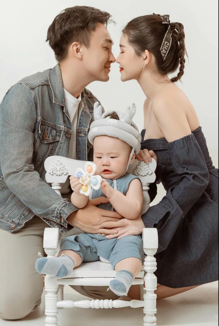 Lê Âu Ngân Anh cùng gia đình nhỏ.