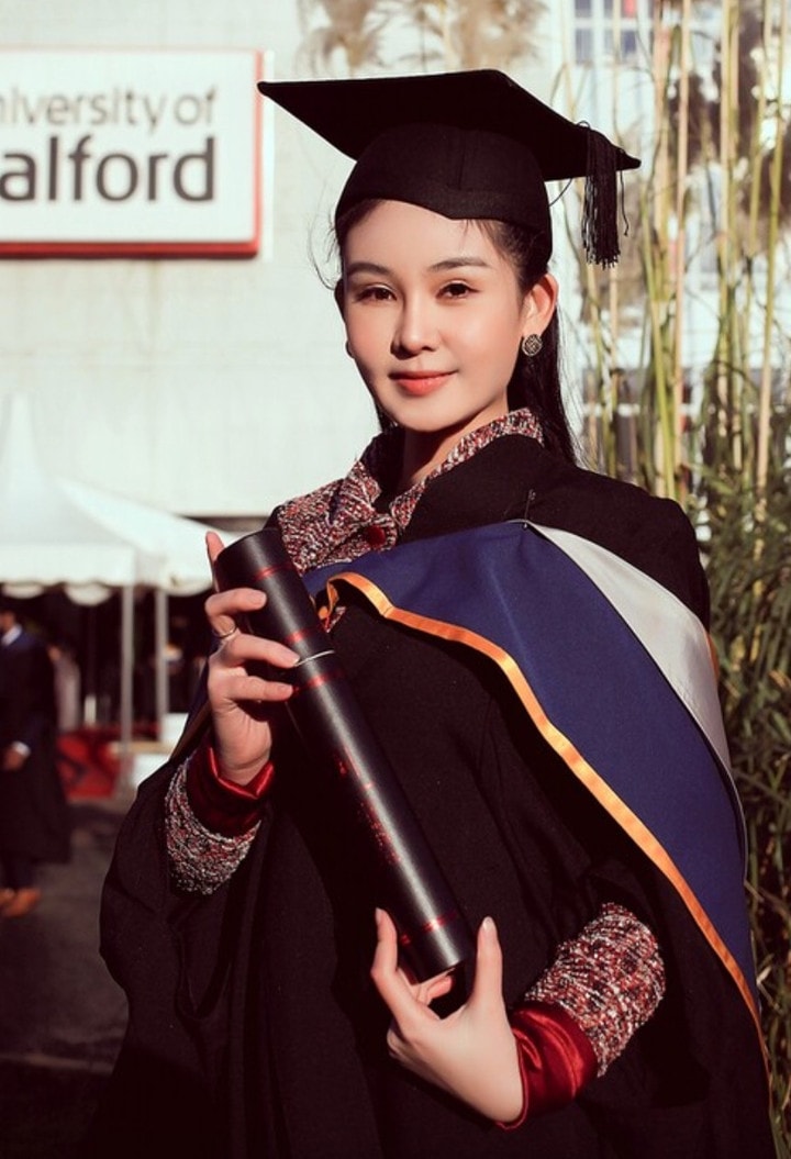Hoa hậu Lê Âu Ngân Anh tốt nghiệp thạc sĩ tại Trường ĐH Salford (Anh)