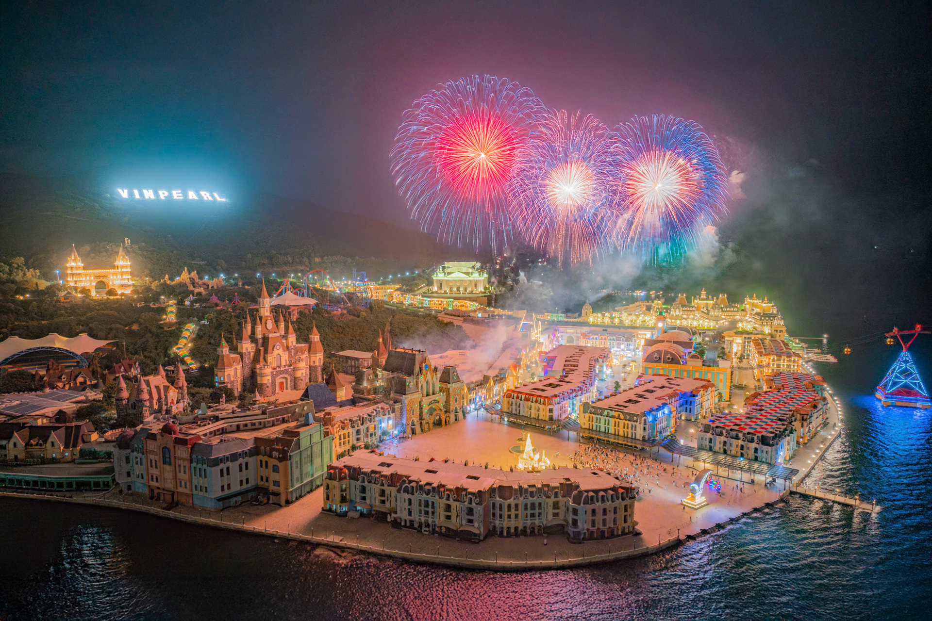 Pháo hoa rực sáng bầu trời Hòn Tre sau Tata Show.