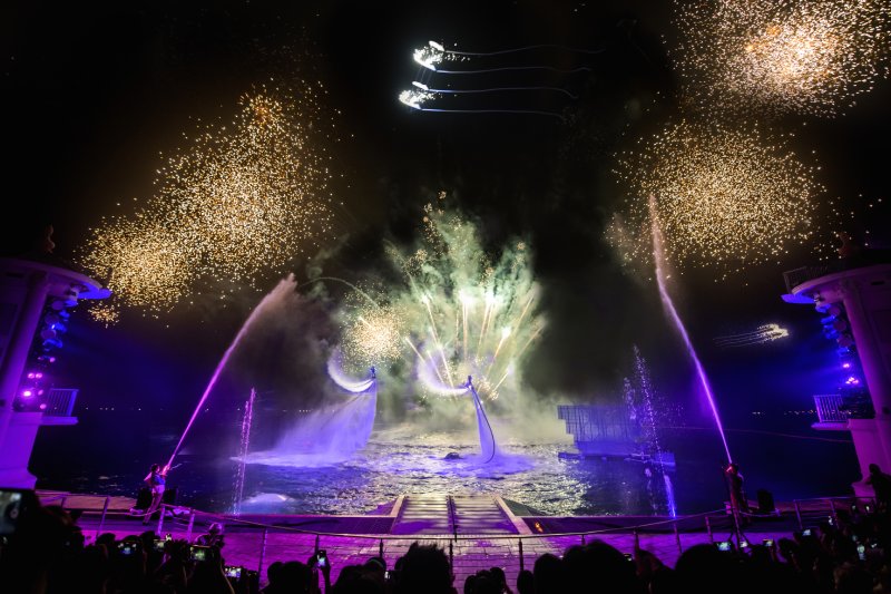 Stunt Show mang đến những màn trình diễn mãn nhãn trên mặt biển.