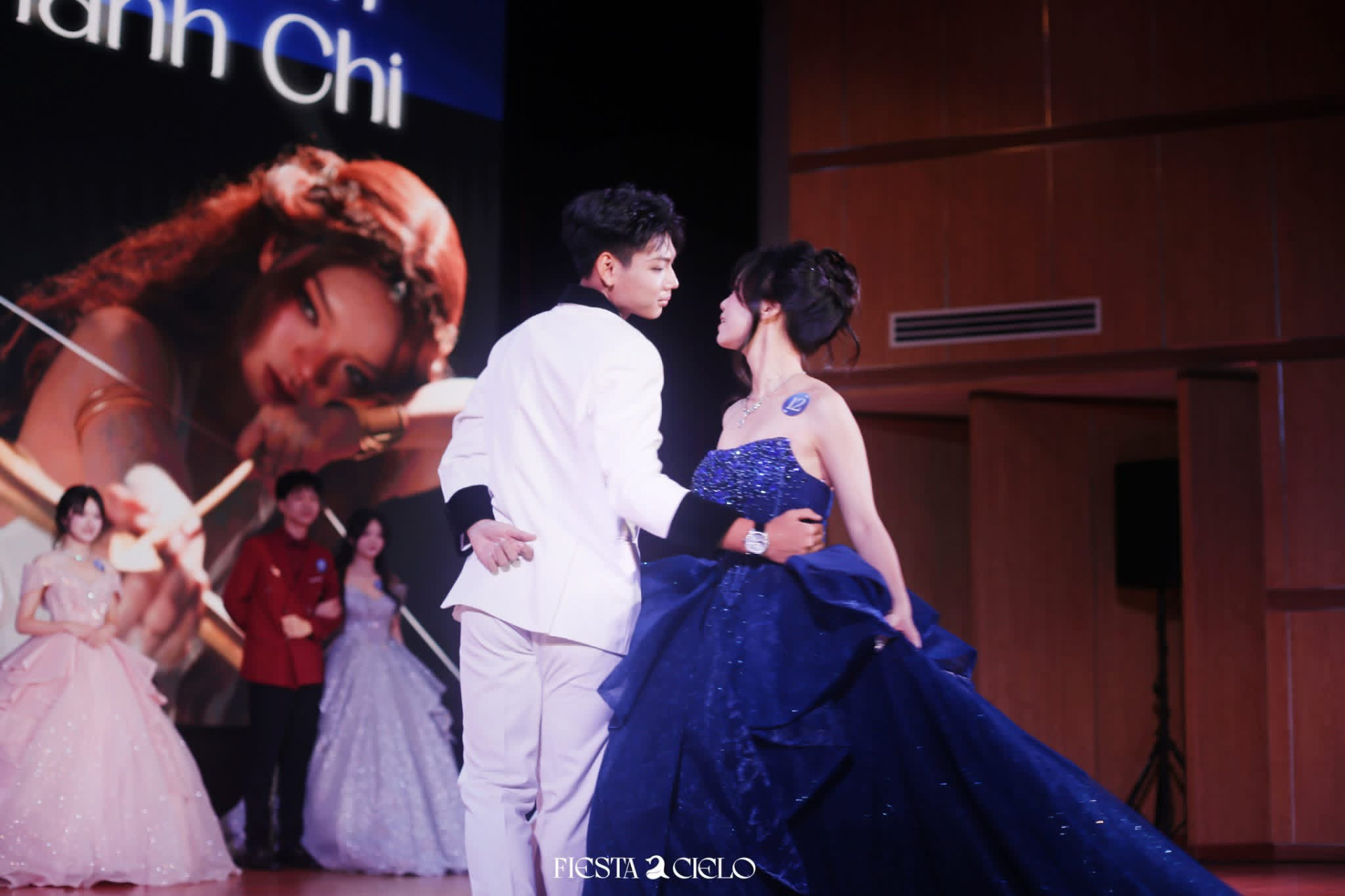 Các thi sinh trong vòng thi trang phục.