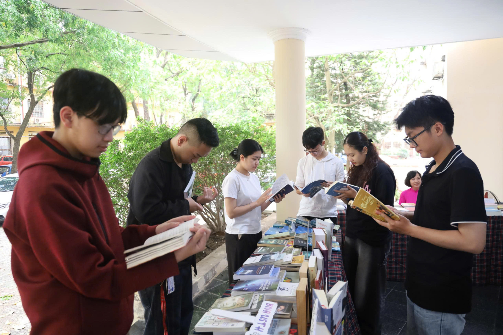 Các bạn sinh viên xem sách tại Triển lãm sách.