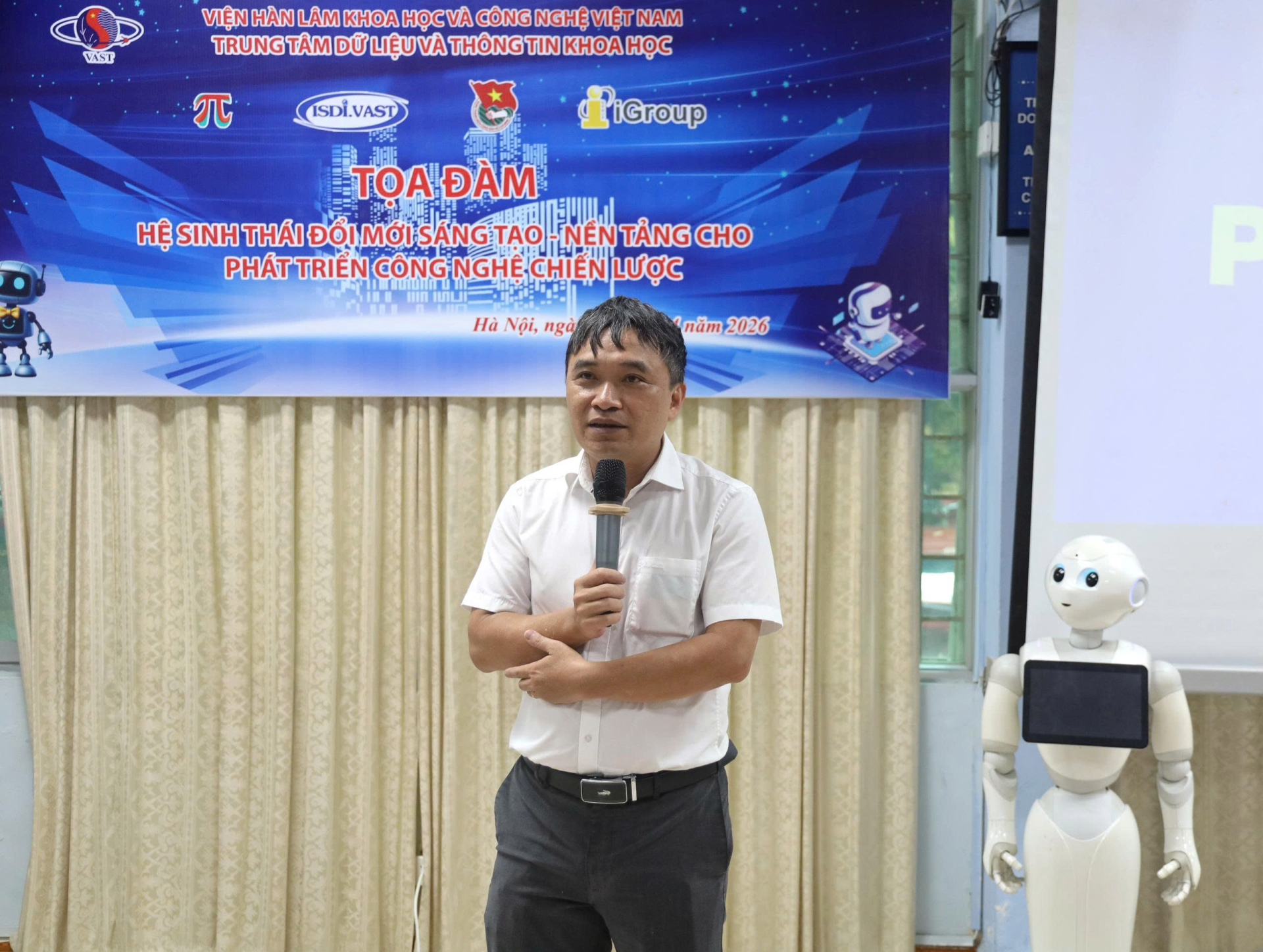 TS. Ngô Mạnh Tiến báo cáo tham luận.