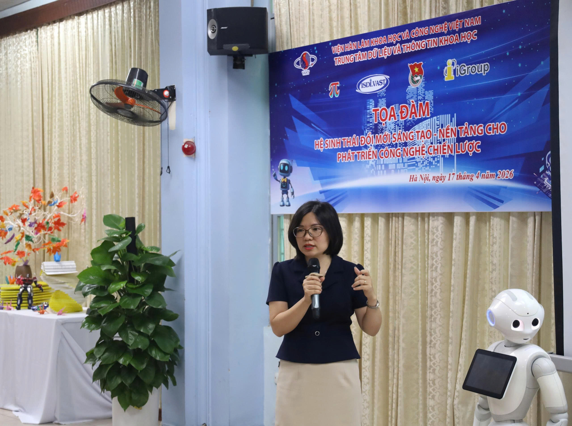 PGS.TS. Tô Thị Mai Hương báo cáo tham luận.