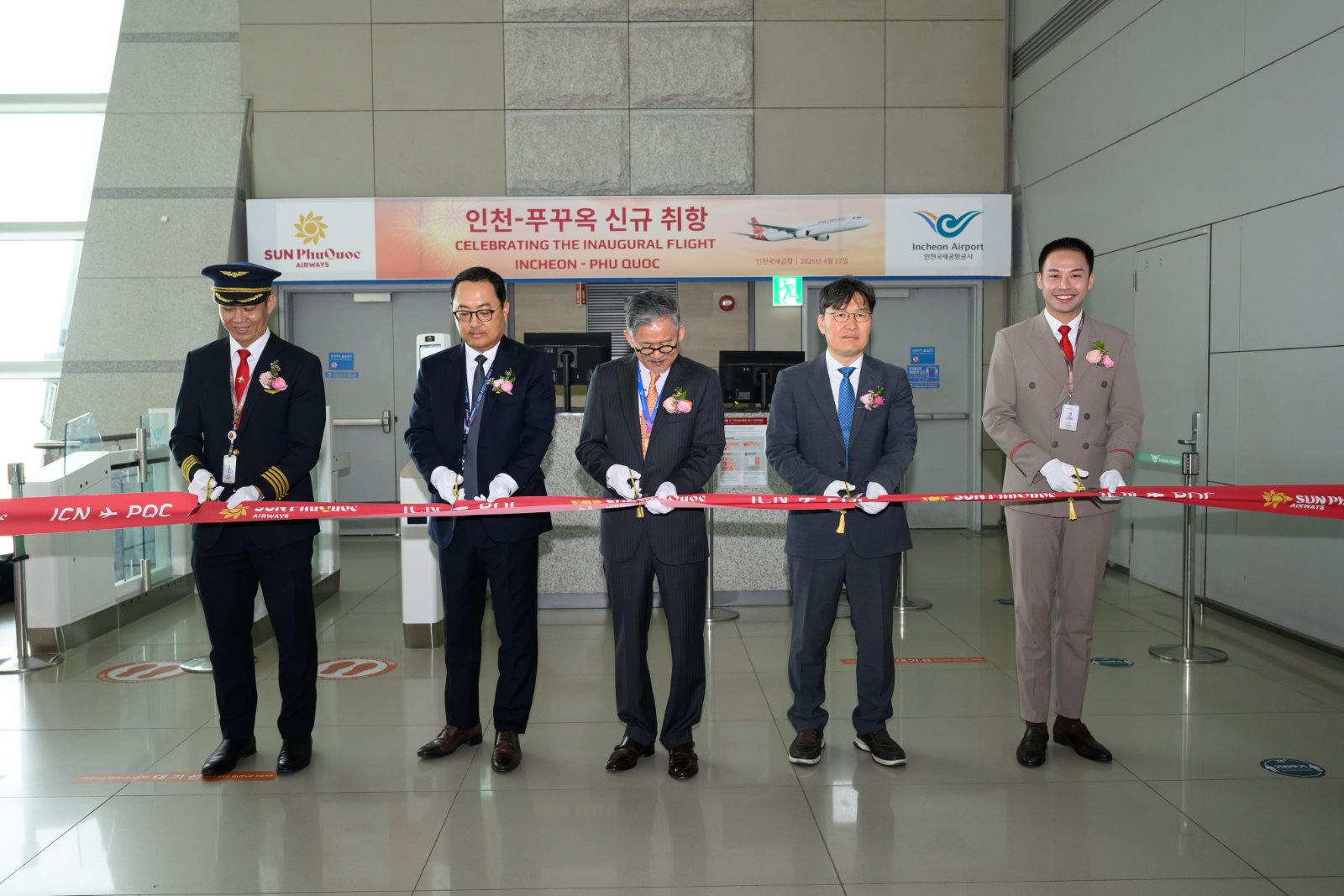 Cắt băng khai trương đường bay tại sân bay quốc tế Incheon.