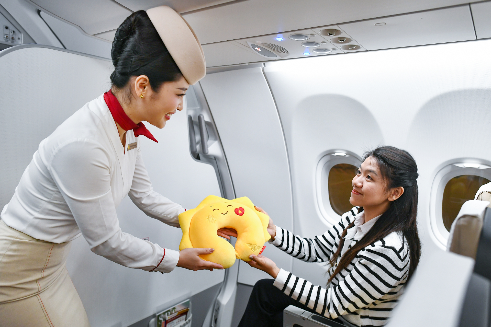 Du khách nhận món quà chào mừng của hãng trên chuyến bay đầu tiên đến Seoul.