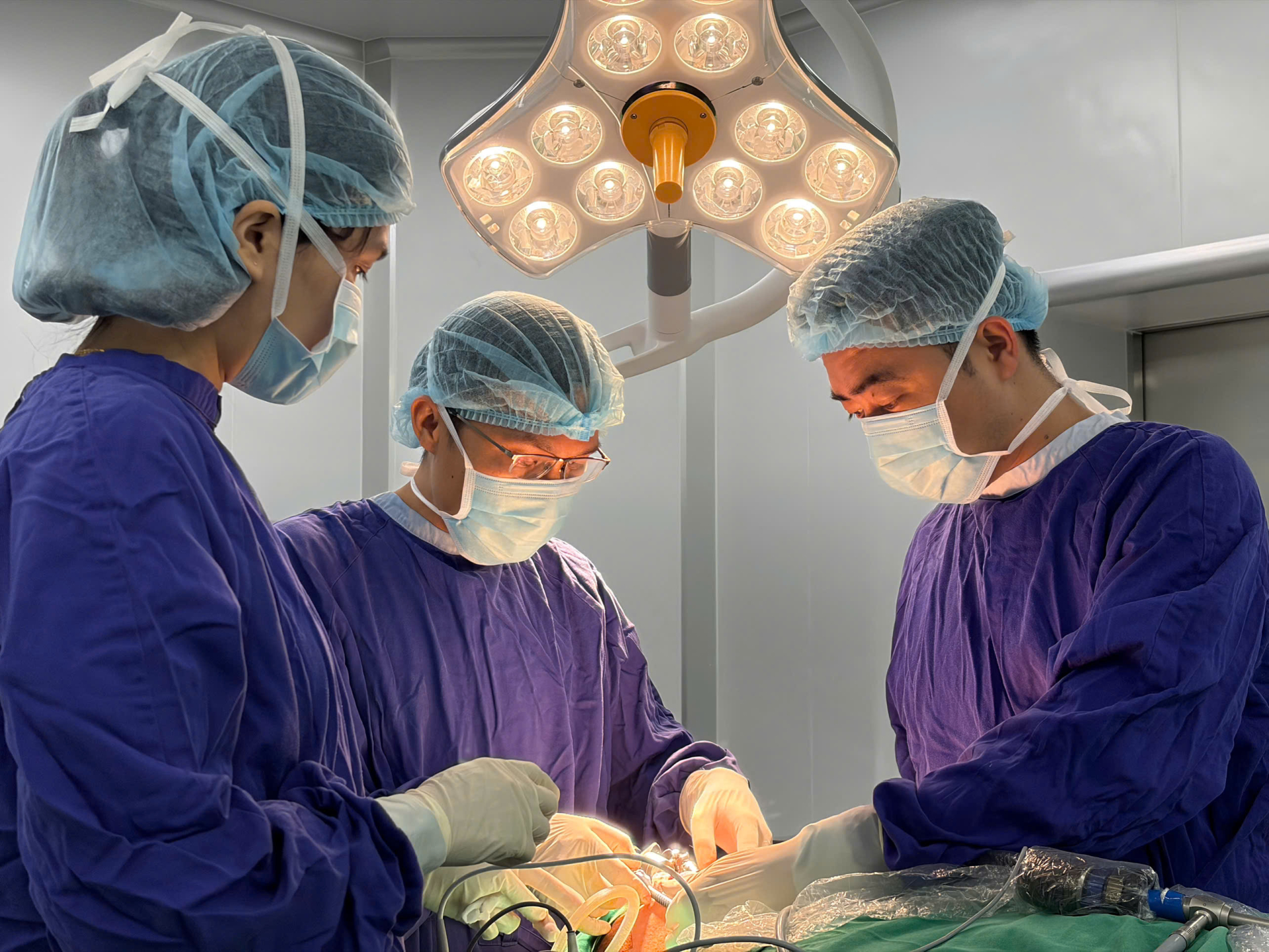 Ê-kíp Vinmec Nha Trang thực hiện phẫu thuật nội soi tuyến giáp qua đường tiền đình miệng cho bệnh nhân ung thư tuyến giáp.