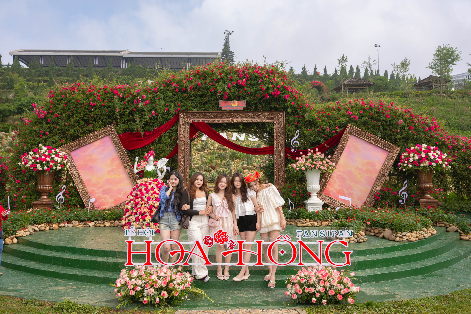 Lễ hội hoa hồng Sa Pa 2026 khai màn, hàng vạn du khách check-in bên triệu đoá hồng, vui bất tận từ sáng tới đêm